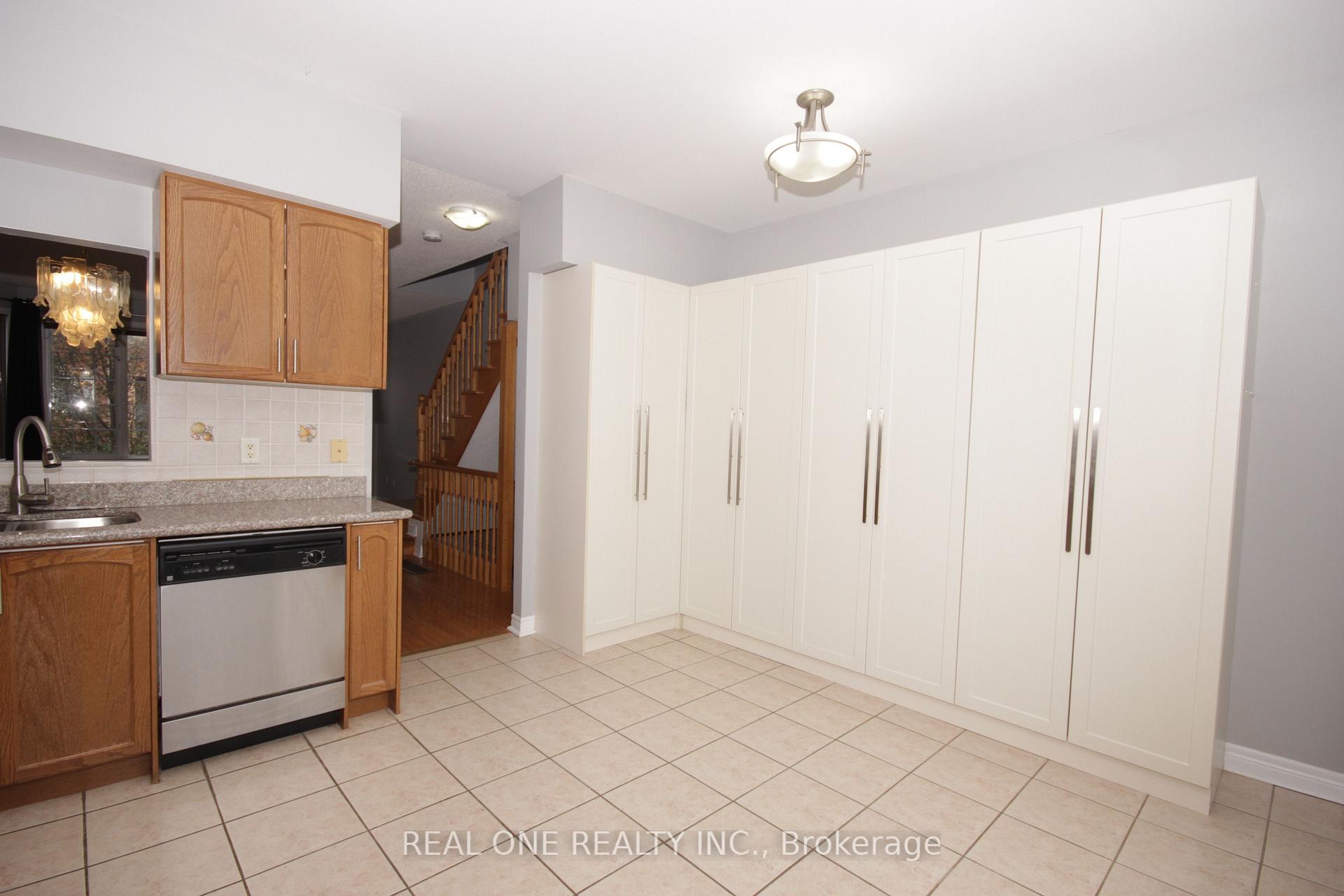 Photo 5 of 15 Azalea Gate Way, Markham, Commerce Valley — HOMEH