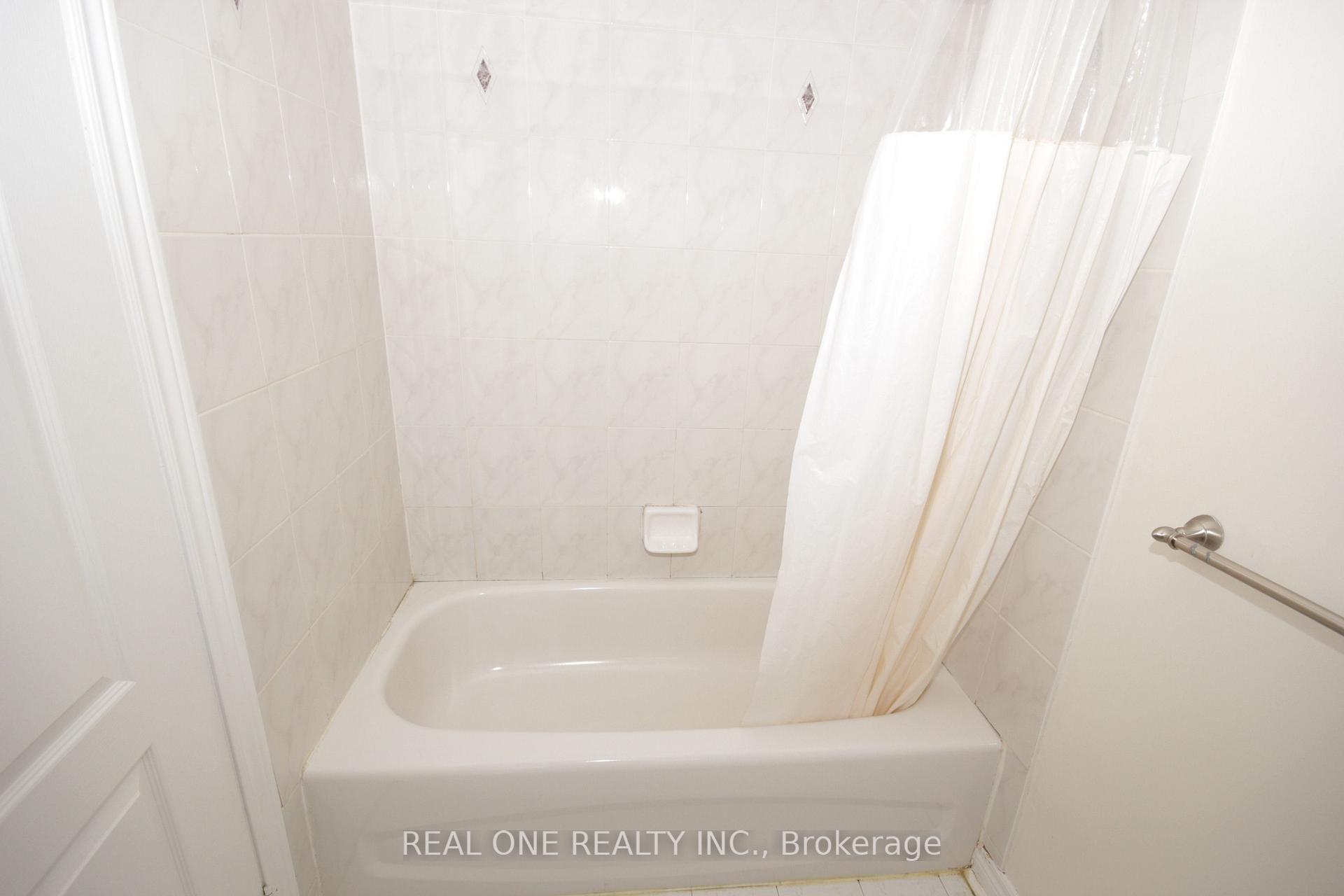 Photo 13 of 15 Azalea Gate Way, Markham, Commerce Valley — HOMEH
