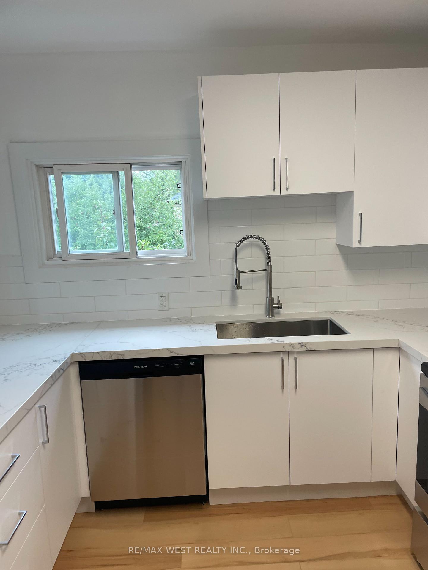 Photo 5 of Unit 2nd Floor, 734 Manning Avenue, Toronto, The Annex — HOMEH