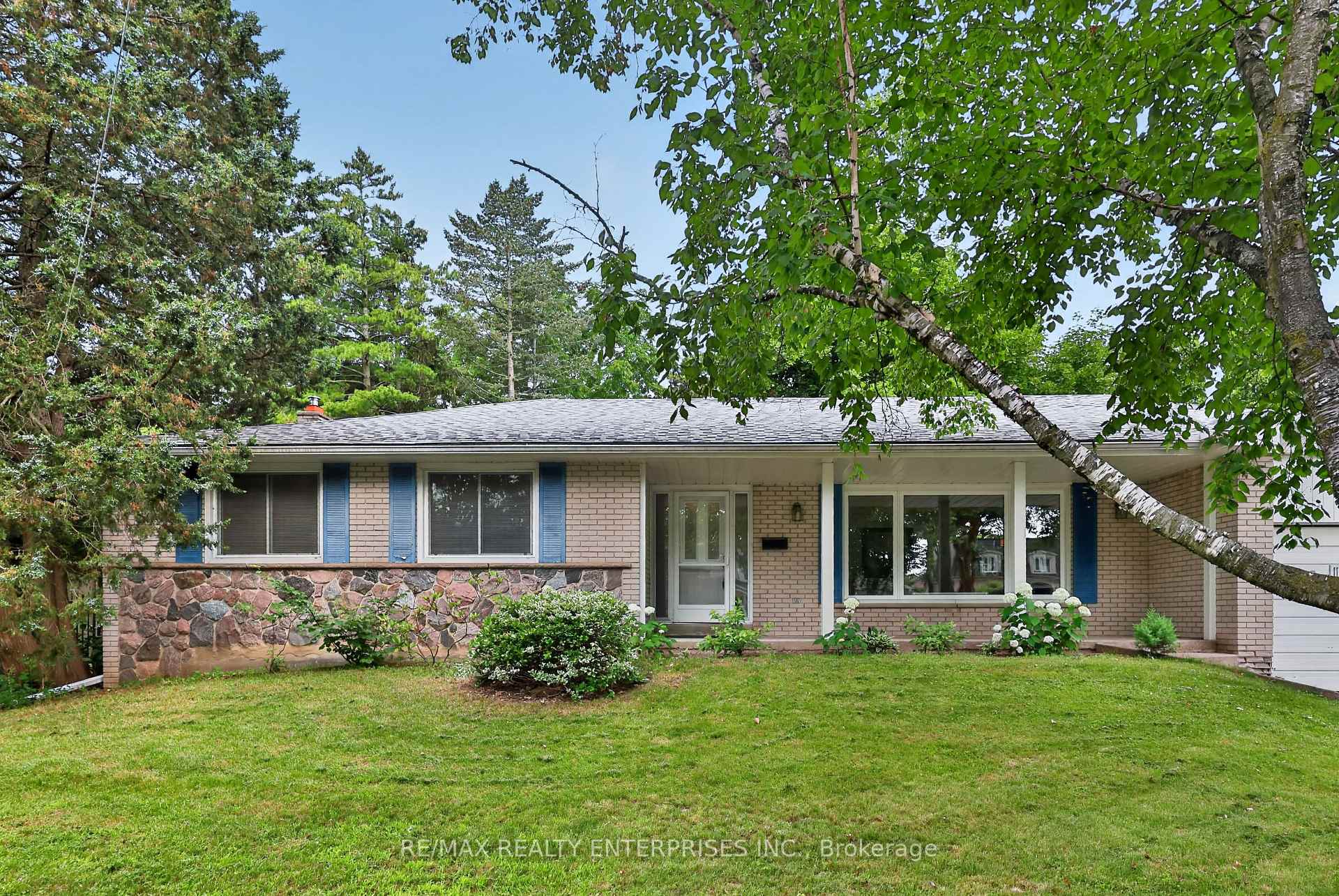 Photo 3 of 975 Cresthampton Lane, Mississauga, Lorne Park — HOMEH