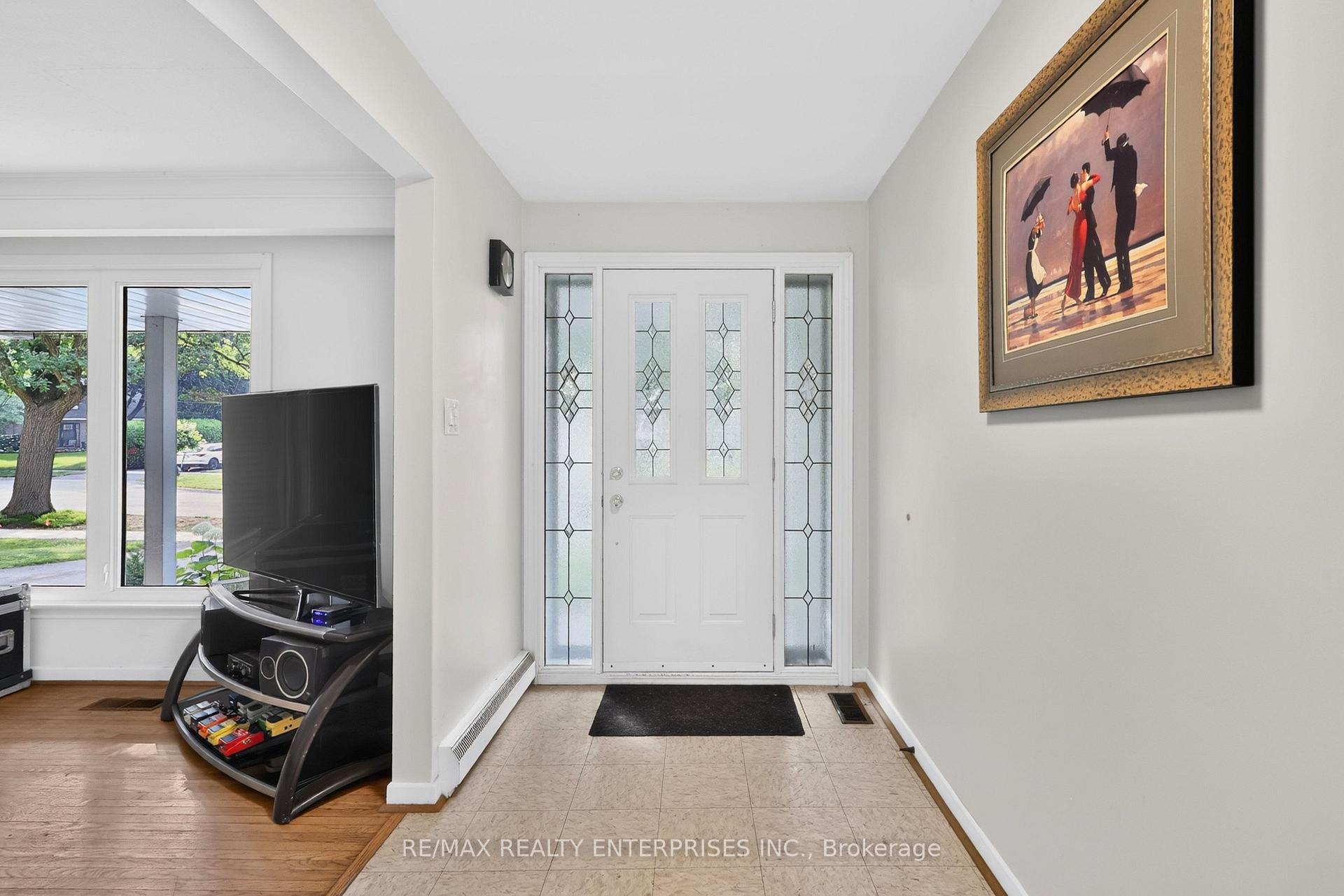 Photo 4 of 975 Cresthampton Lane, Mississauga, Lorne Park — HOMEH