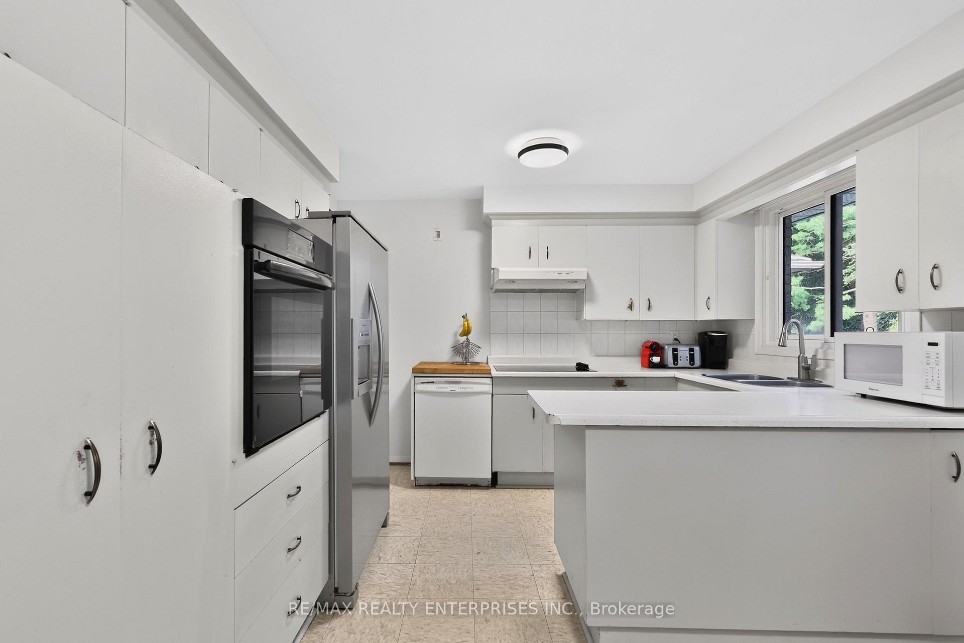Photo 8 of 975 Cresthampton Lane, Mississauga, Lorne Park — HOMEH
