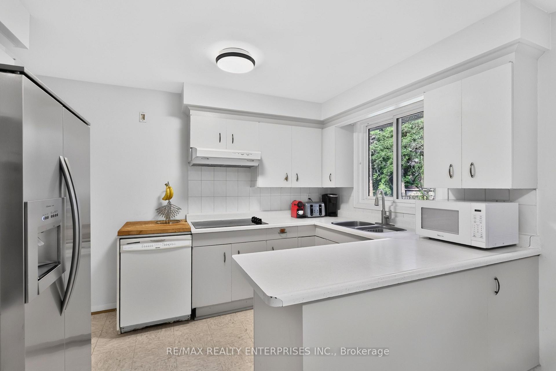 Photo 9 of 975 Cresthampton Lane, Mississauga, Lorne Park — HOMEH
