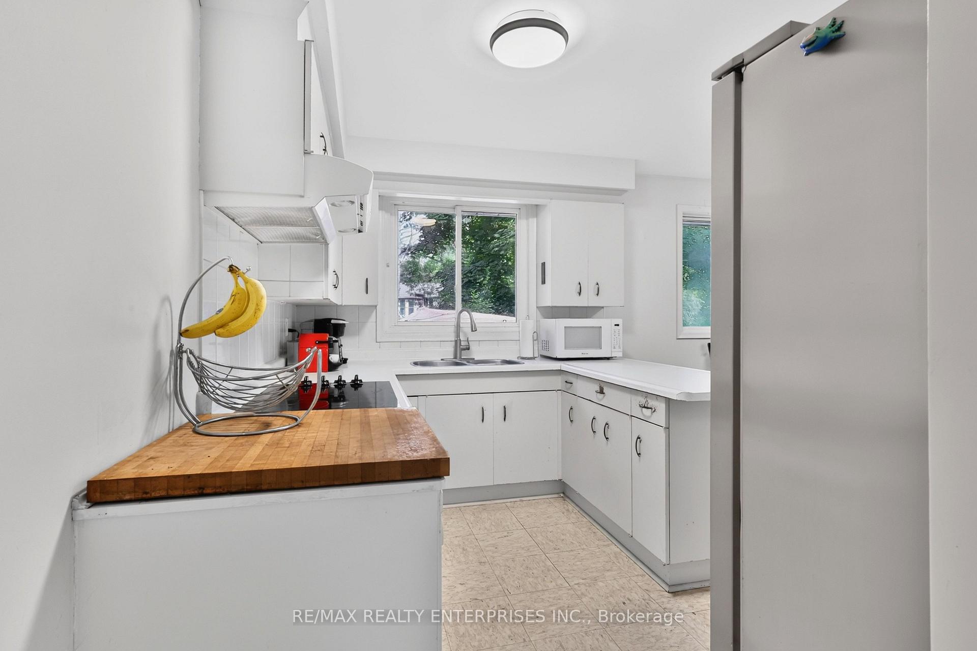 Photo 10 of 975 Cresthampton Lane, Mississauga, Lorne Park — HOMEH