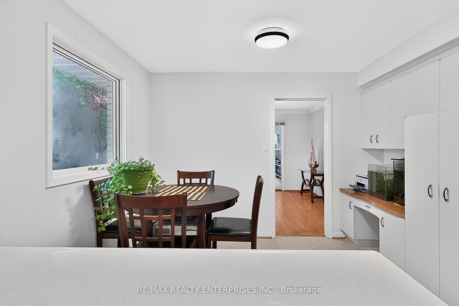 Photo 11 of 975 Cresthampton Lane, Mississauga, Lorne Park — HOMEH