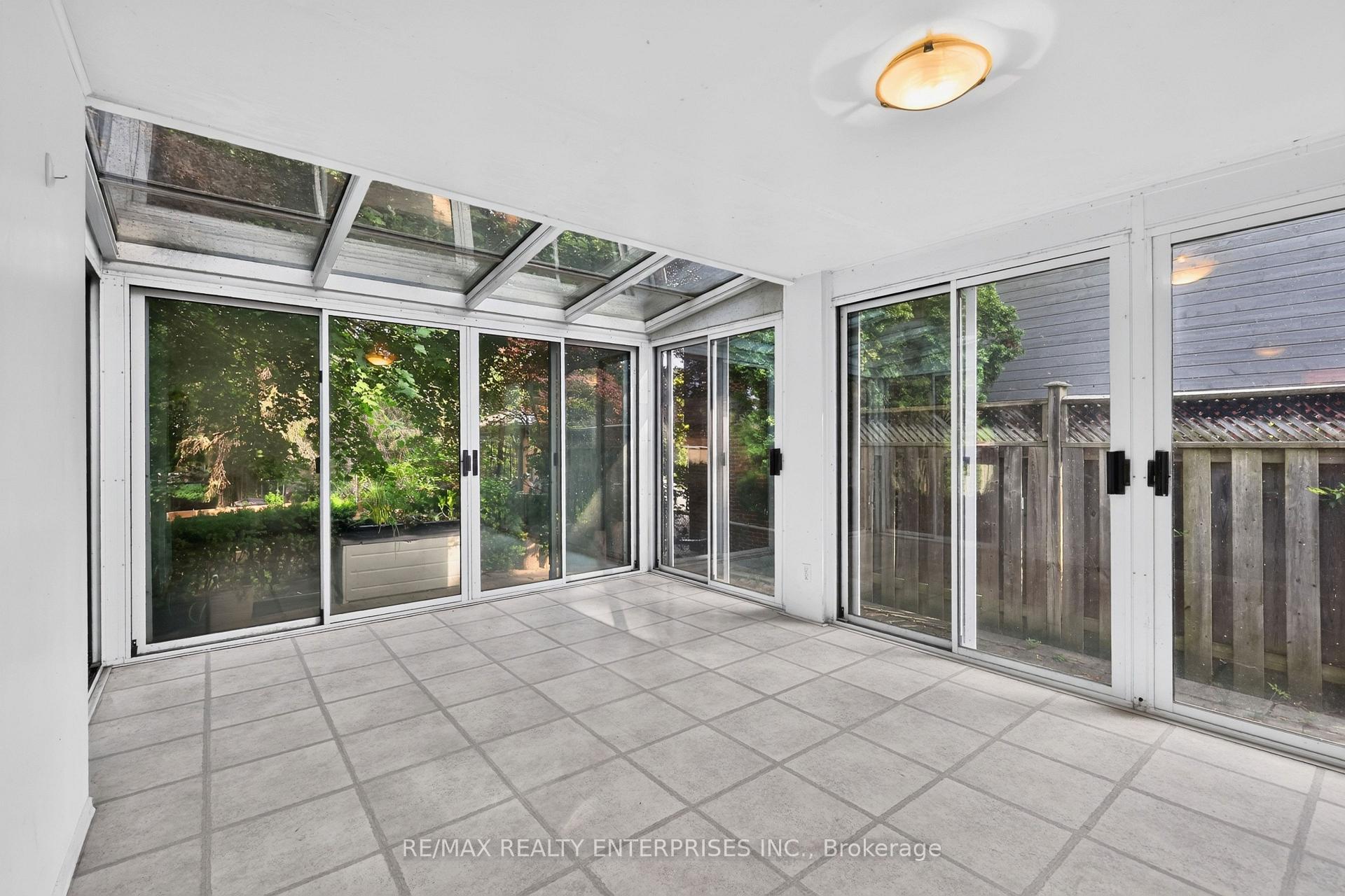 Photo 14 of 975 Cresthampton Lane, Mississauga, Lorne Park — HOMEH