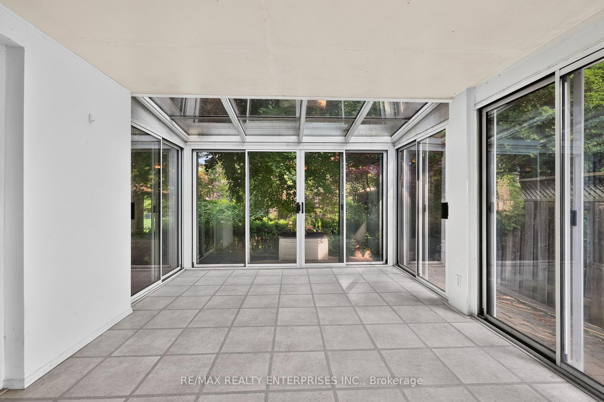 Photo 15 of 975 Cresthampton Lane, Mississauga, Lorne Park — HOMEH