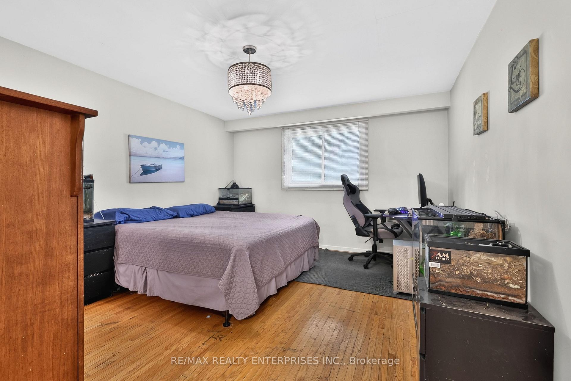 Photo 16 of 975 Cresthampton Lane, Mississauga, Lorne Park — HOMEH