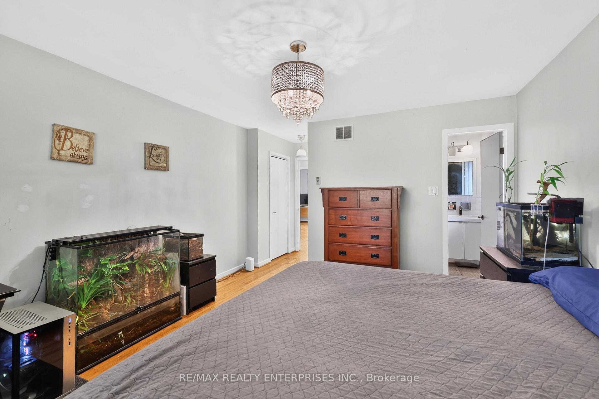 Photo 17 of 975 Cresthampton Lane, Mississauga, Lorne Park — HOMEH