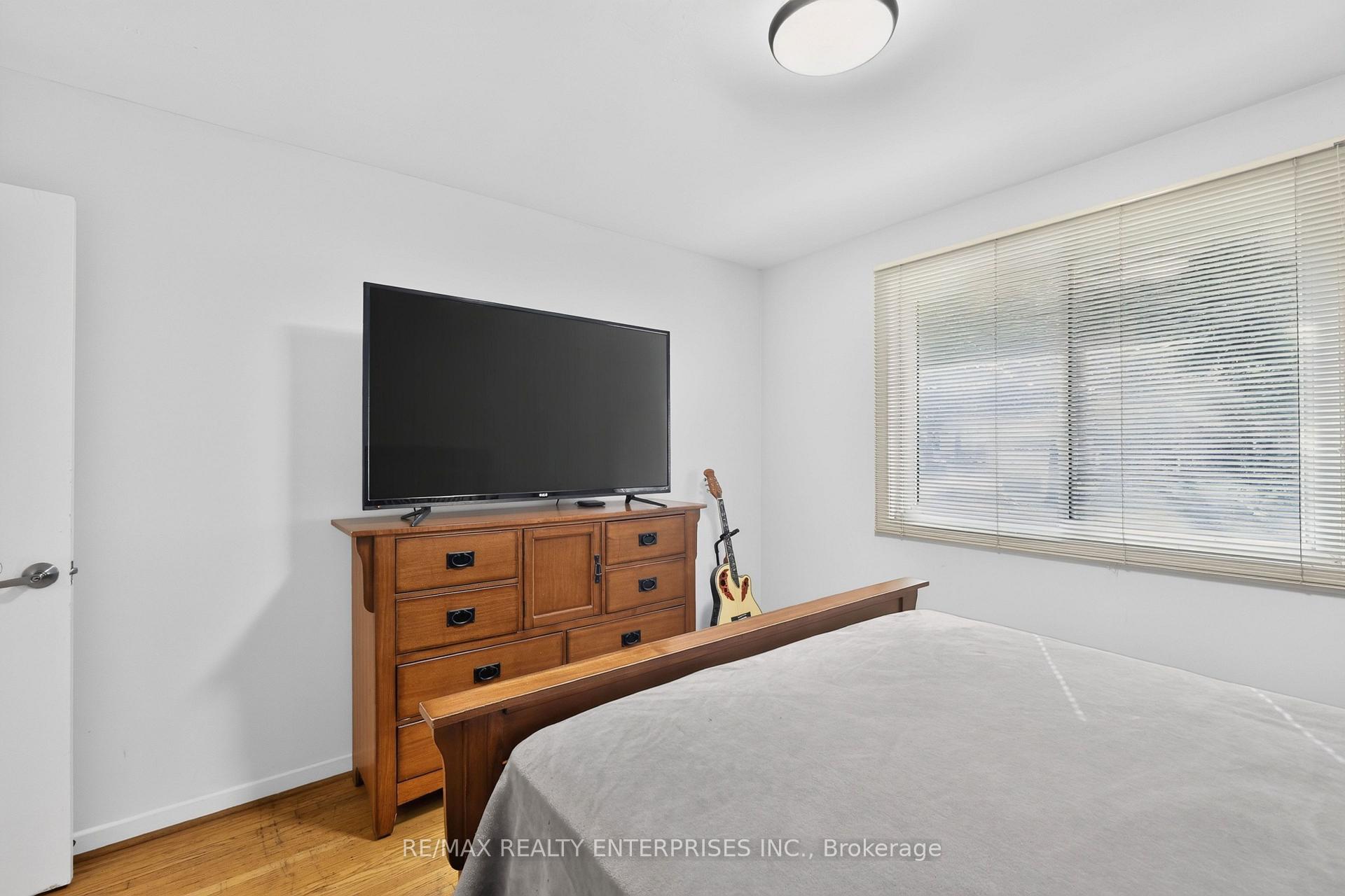 Photo 21 of 975 Cresthampton Lane, Mississauga, Lorne Park — HOMEH