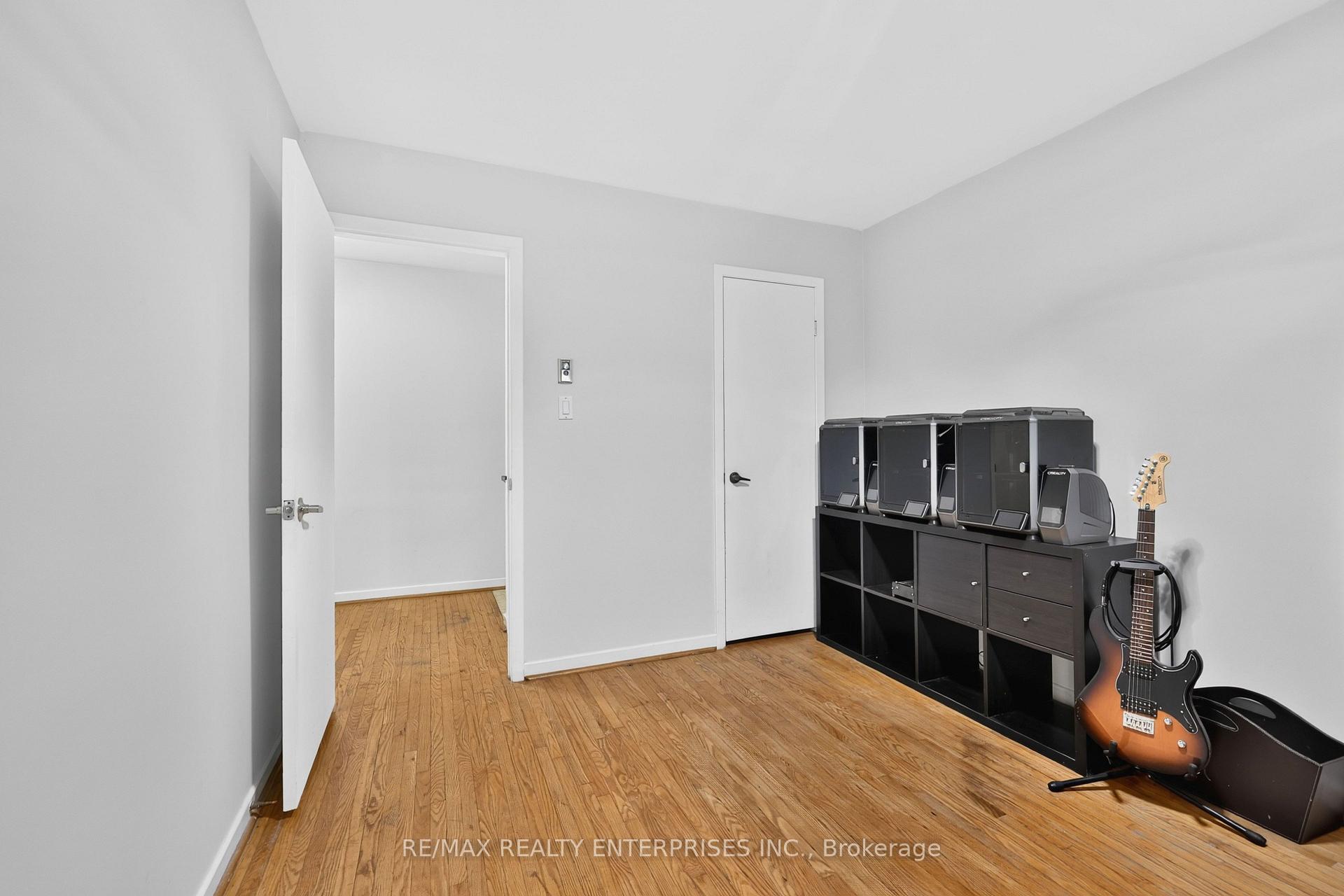 Photo 23 of 975 Cresthampton Lane, Mississauga, Lorne Park — HOMEH