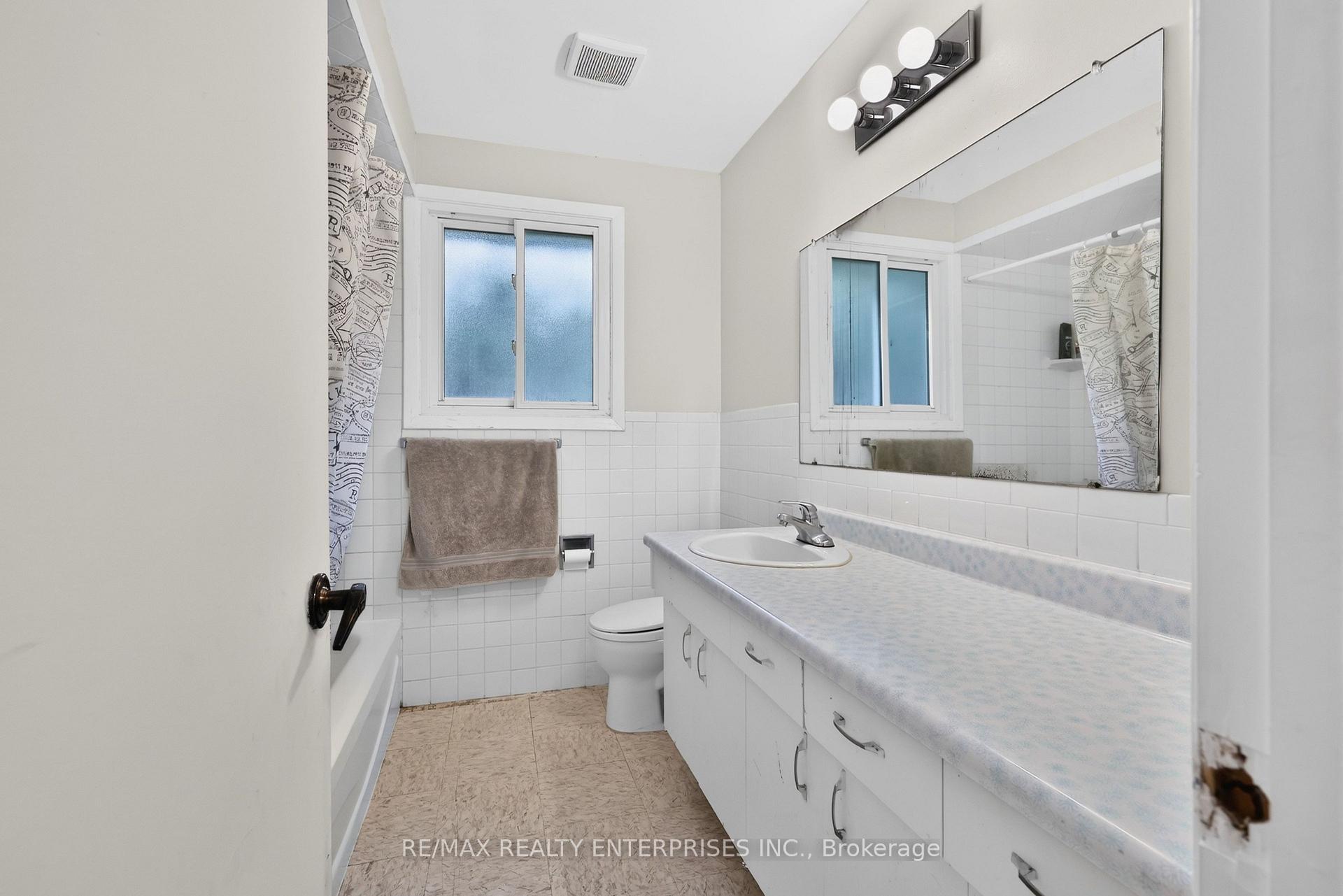 Photo 24 of 975 Cresthampton Lane, Mississauga, Lorne Park — HOMEH