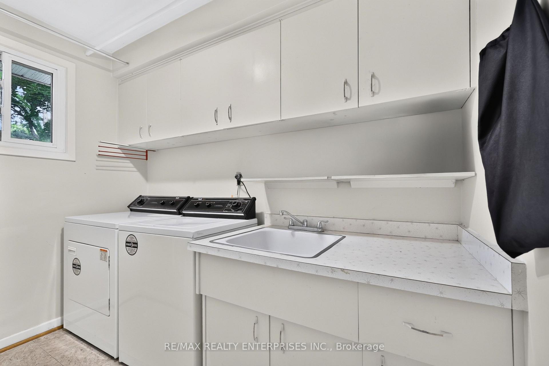Photo 25 of 975 Cresthampton Lane, Mississauga, Lorne Park — HOMEH