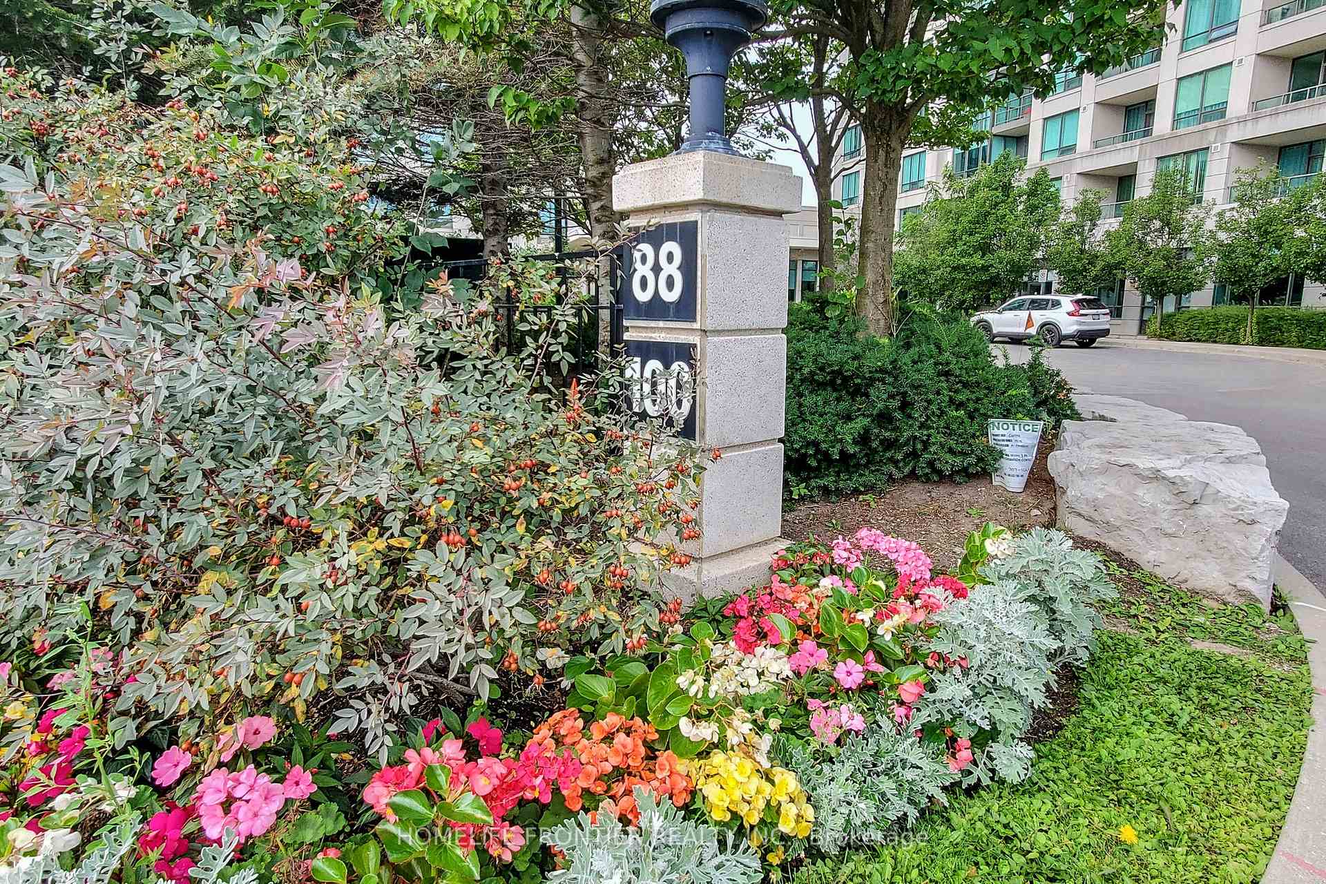 Photo 3 of Unit 610, 100 Promenade Circle, Vaughan, Brownridge — HOMEH