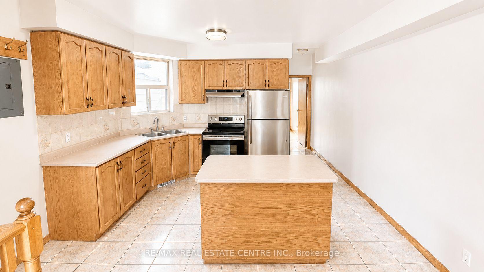 Photo 3 of Unit Upper, 908 Ossington Avenue, Toronto, Dovercourt-Wallace Emerson-Junction — HOMEH