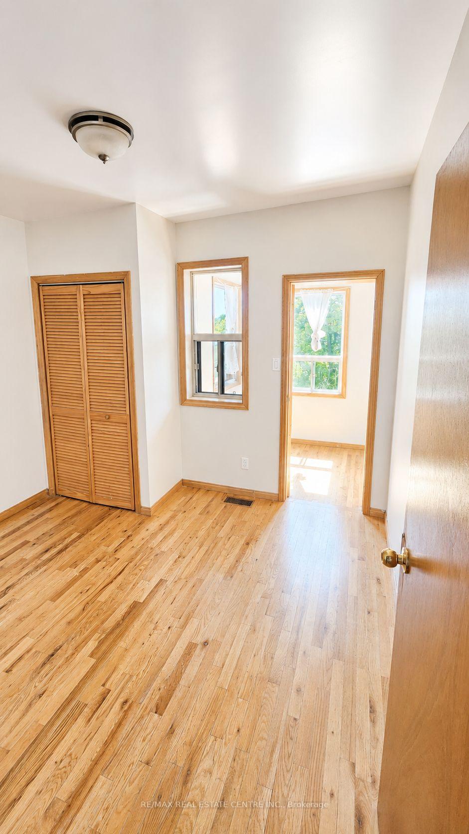 Photo 5 of Unit Upper, 908 Ossington Avenue, Toronto, Dovercourt-Wallace Emerson-Junction — HOMEH