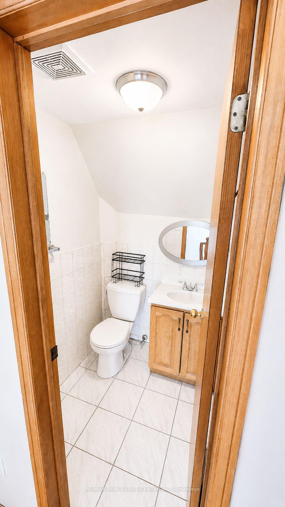 Photo 7 of Unit Upper, 908 Ossington Avenue, Toronto, Dovercourt-Wallace Emerson-Junction — HOMEH
