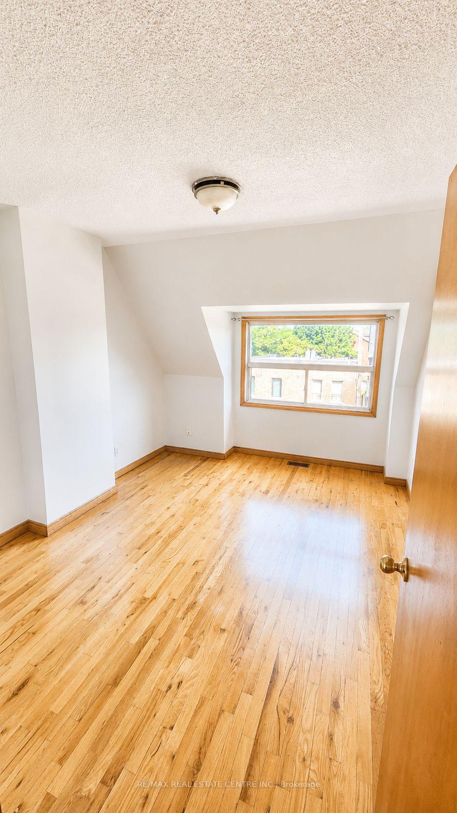Photo 8 of Unit Upper, 908 Ossington Avenue, Toronto, Dovercourt-Wallace Emerson-Junction — HOMEH