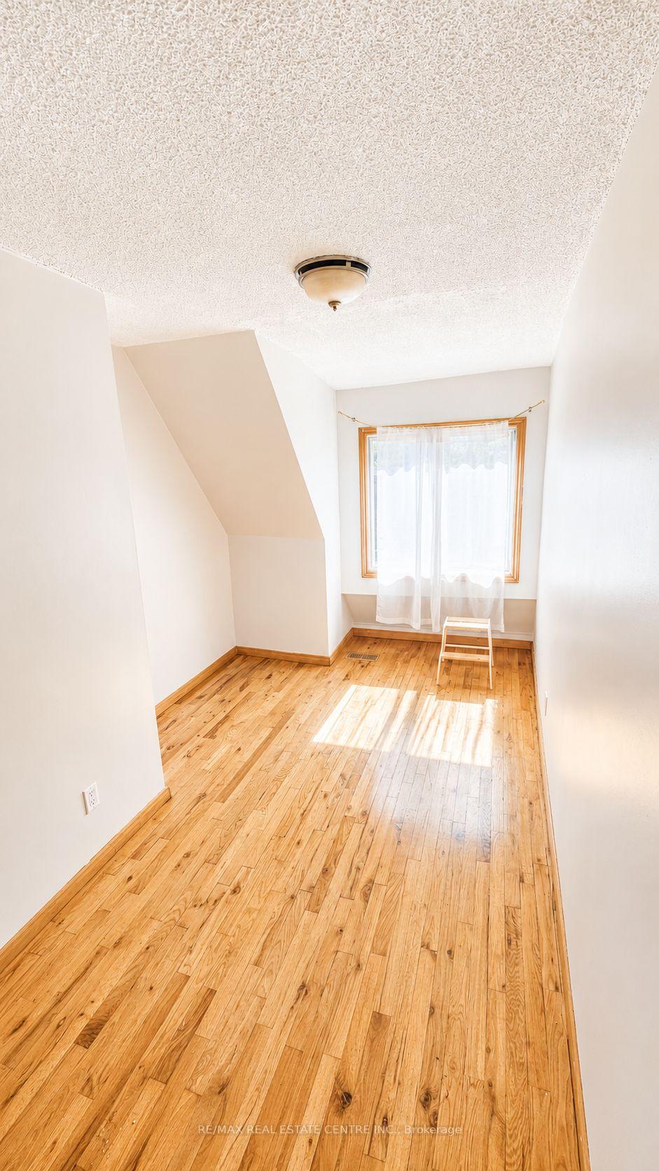 Photo 9 of Unit Upper, 908 Ossington Avenue, Toronto, Dovercourt-Wallace Emerson-Junction — HOMEH