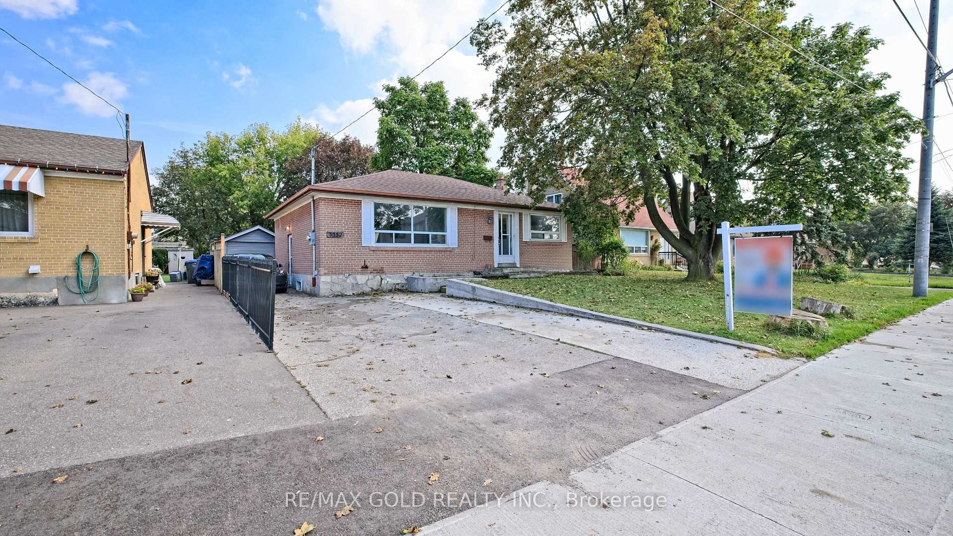 Photo 2 of 3352 Etude Drive, Mississauga, Malton — HOMEH