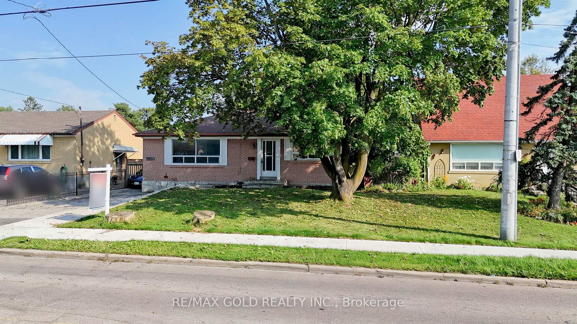 Photo 4 of 3352 Etude Drive, Mississauga, Malton — HOMEH