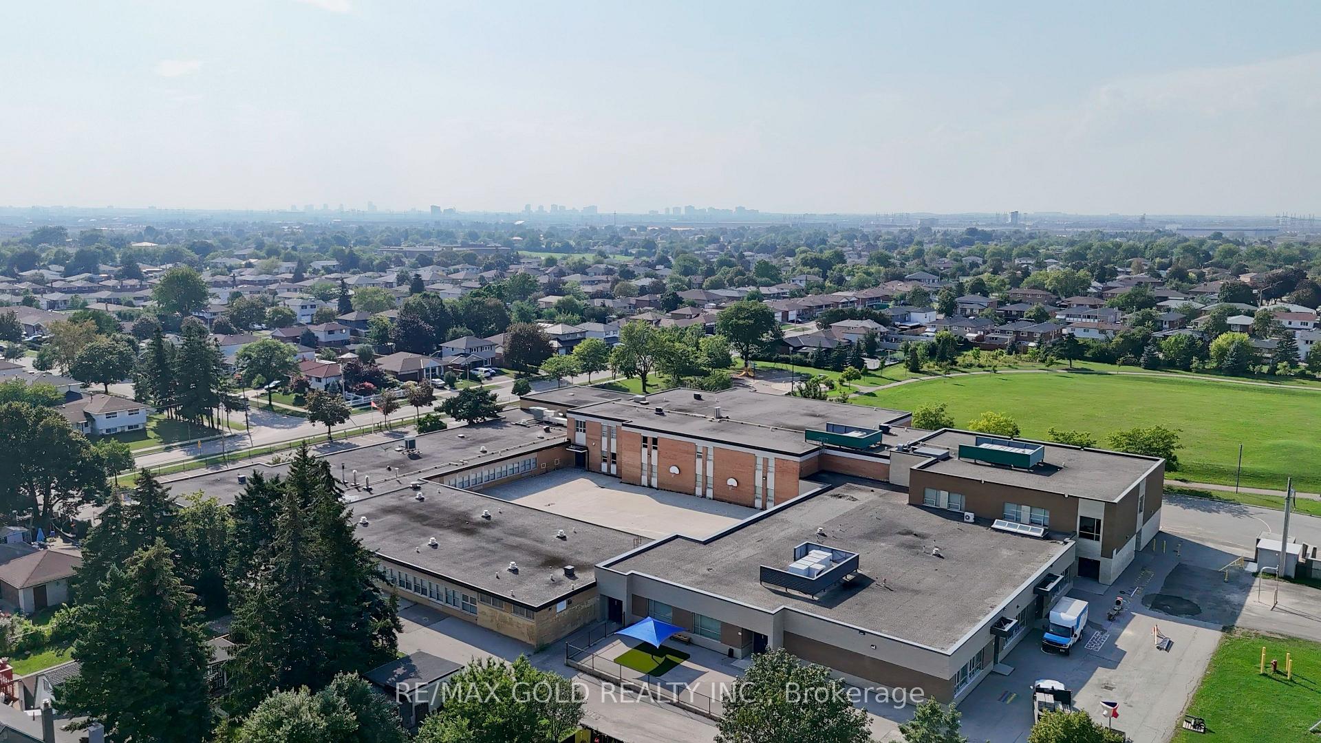Photo 5 of 3352 Etude Drive, Mississauga, Malton — HOMEH