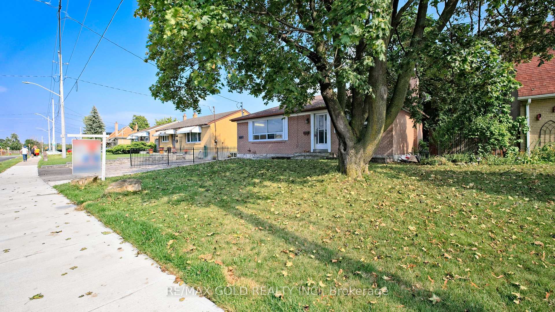 Photo 7 of 3352 Etude Drive, Mississauga, Malton — HOMEH