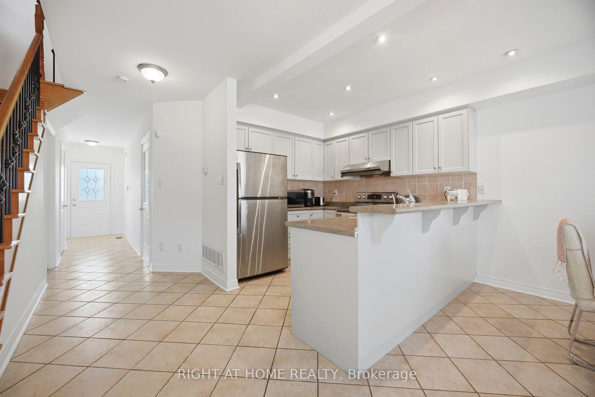Photo 2 of 8 Richelieu Court, Caledon, Bolton East — HOMEH