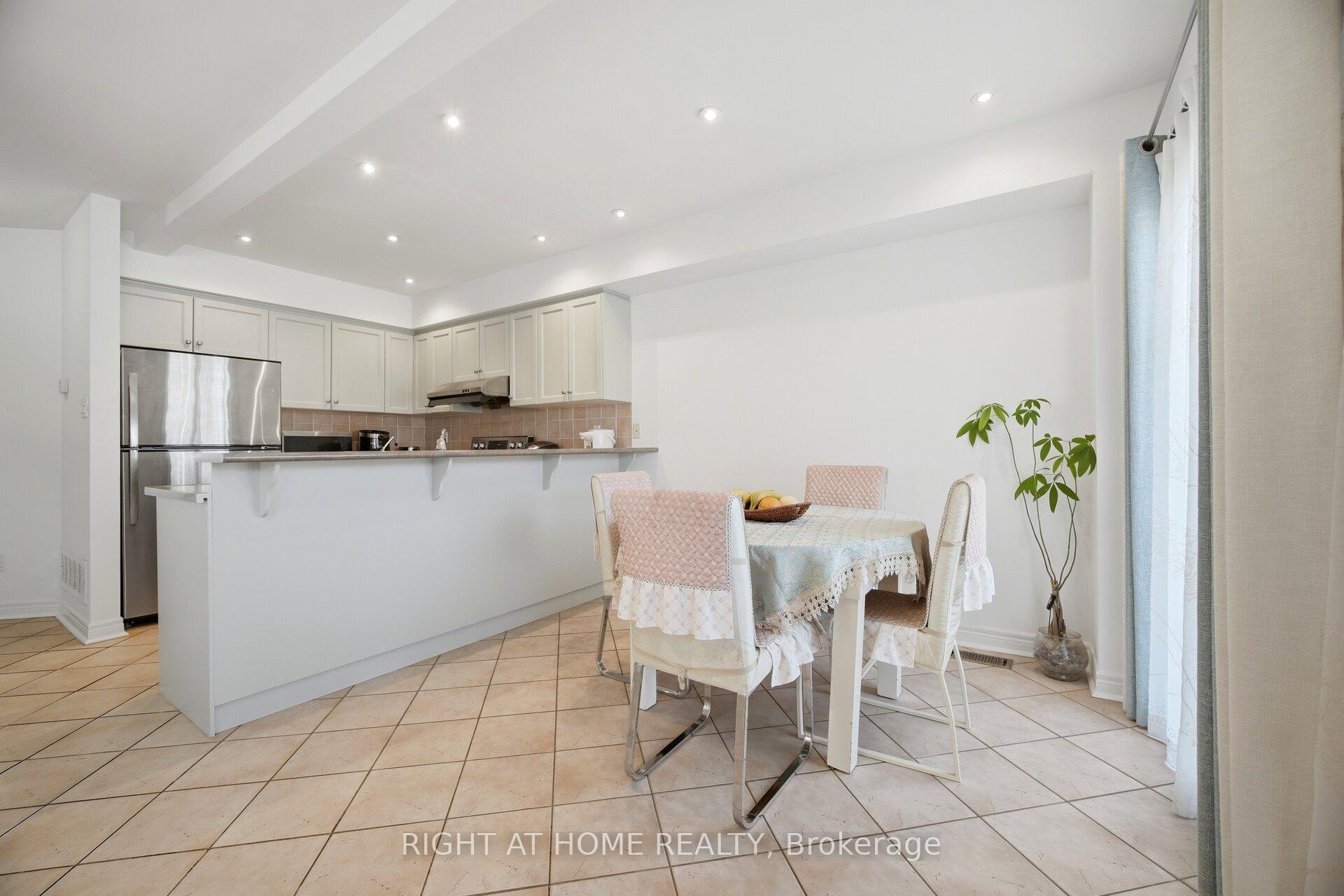 Photo 4 of 8 Richelieu Court, Caledon, Bolton East — HOMEH