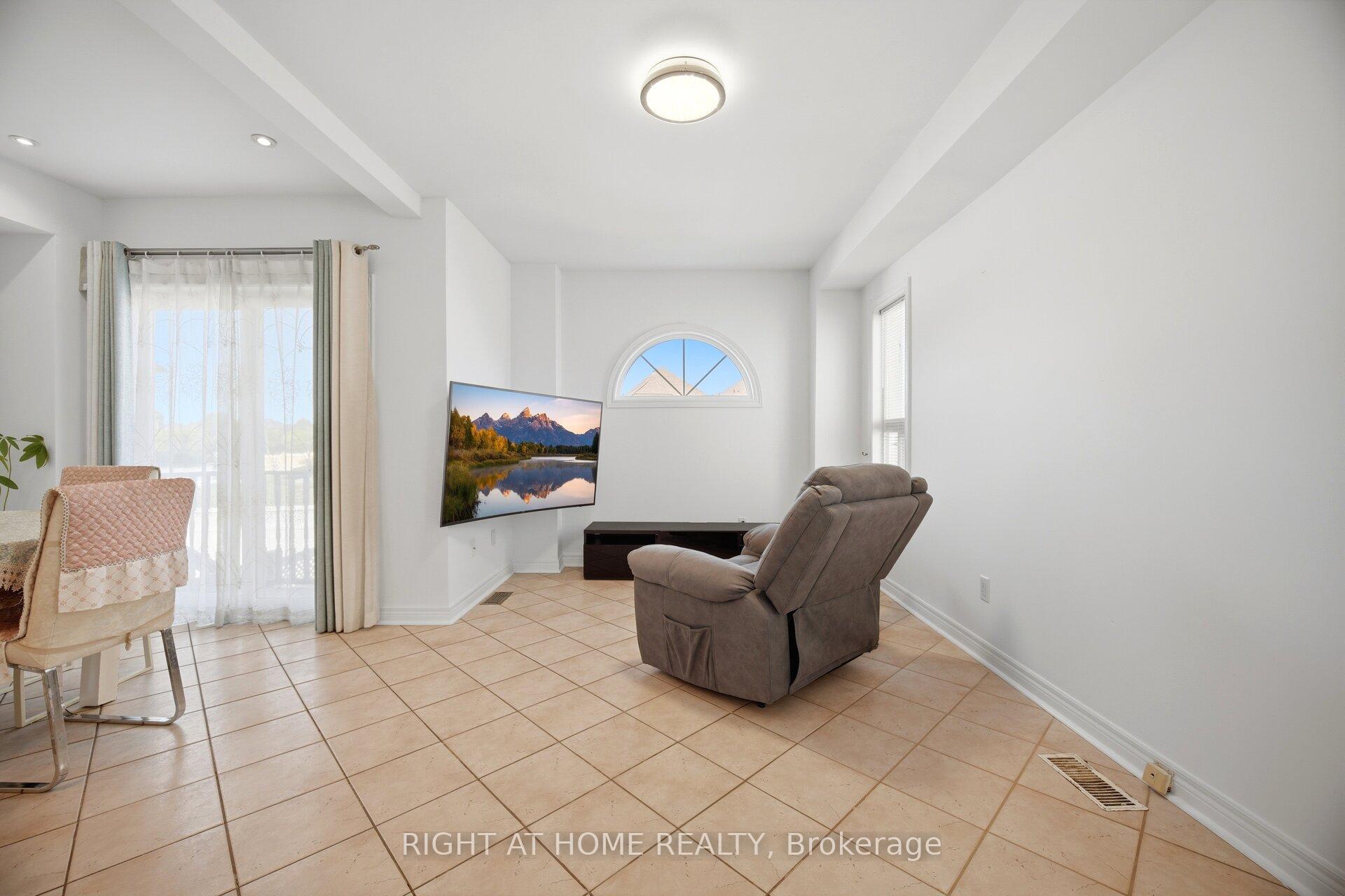 Photo 7 of 8 Richelieu Court, Caledon, Bolton East — HOMEH