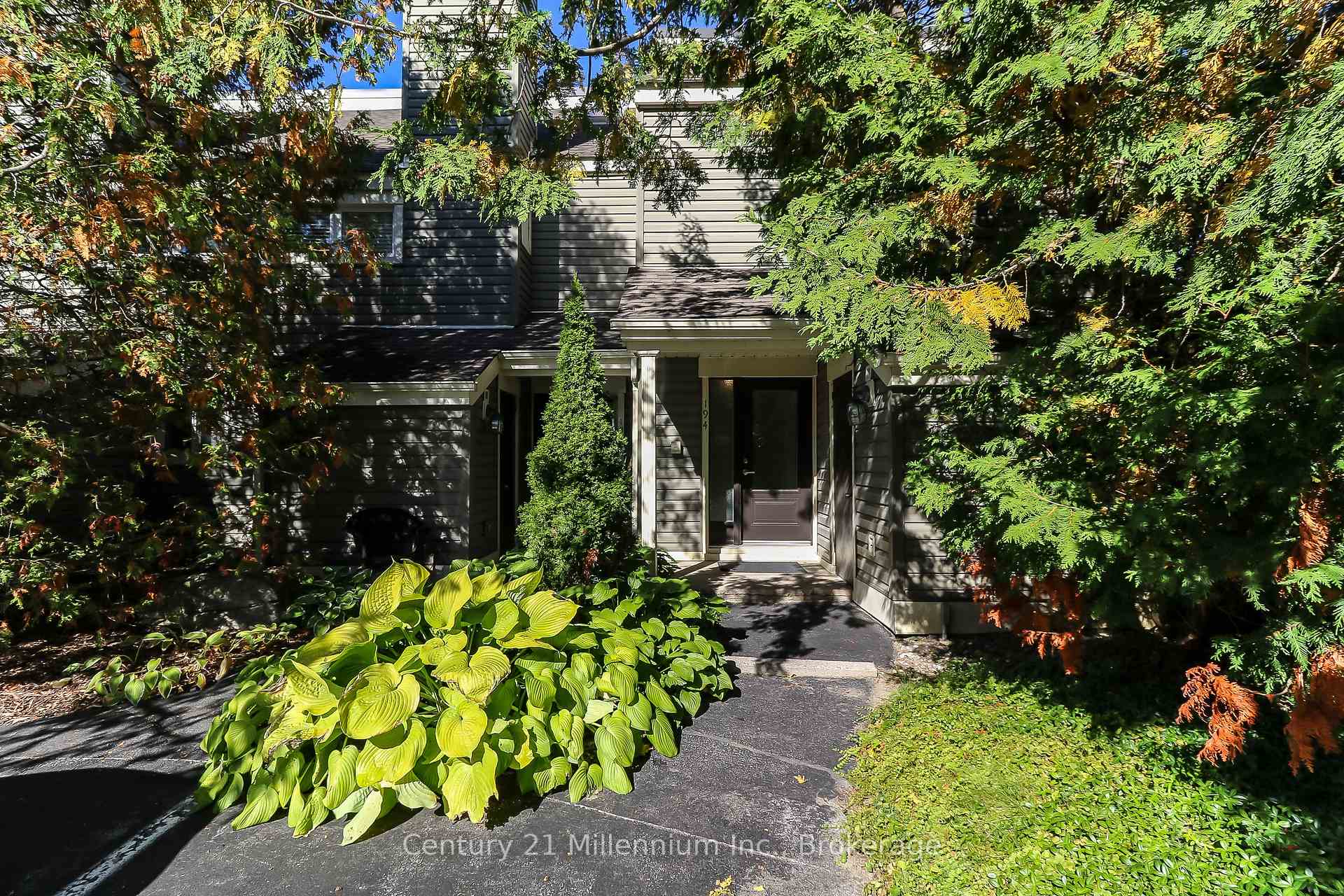 Photo 2 of 194 Escarpment Crescent, Collingwood — HOMEH