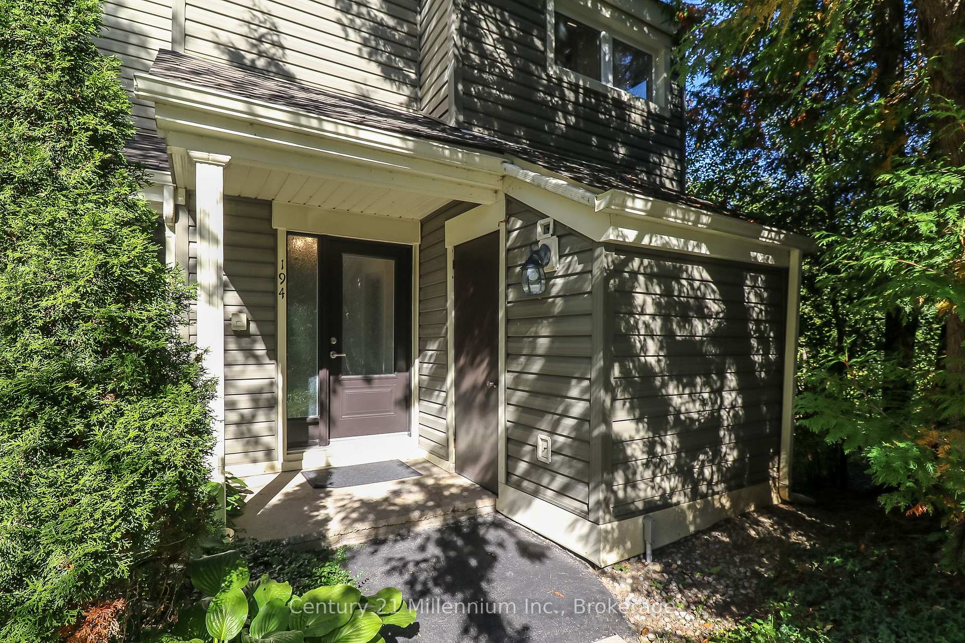Photo 3 of 194 Escarpment Crescent, Collingwood — HOMEH