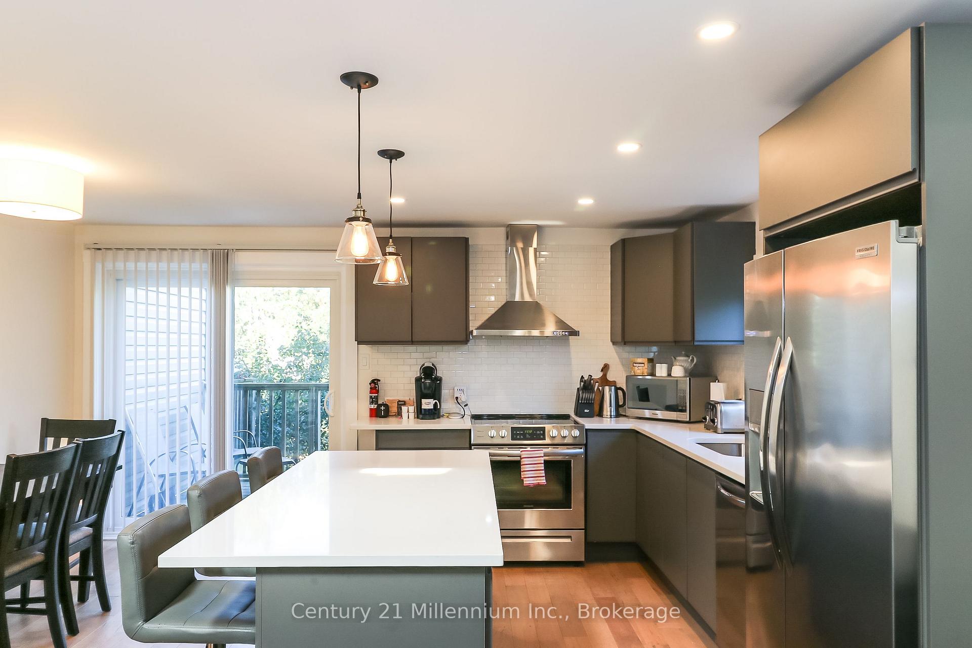 Photo 6 of 194 Escarpment Crescent, Collingwood — HOMEH