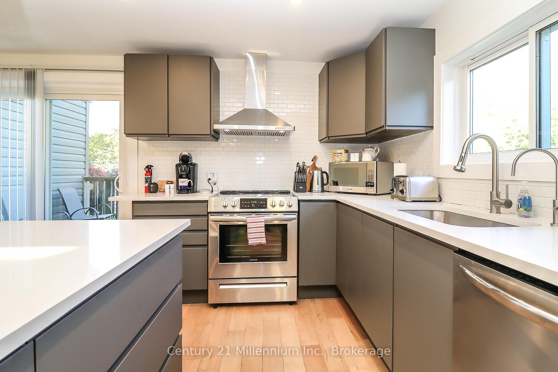 Photo 7 of 194 Escarpment Crescent, Collingwood — HOMEH
