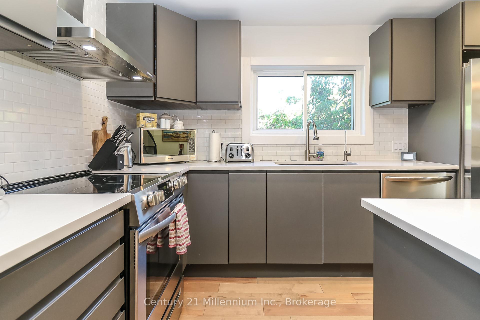 Photo 9 of 194 Escarpment Crescent, Collingwood — HOMEH