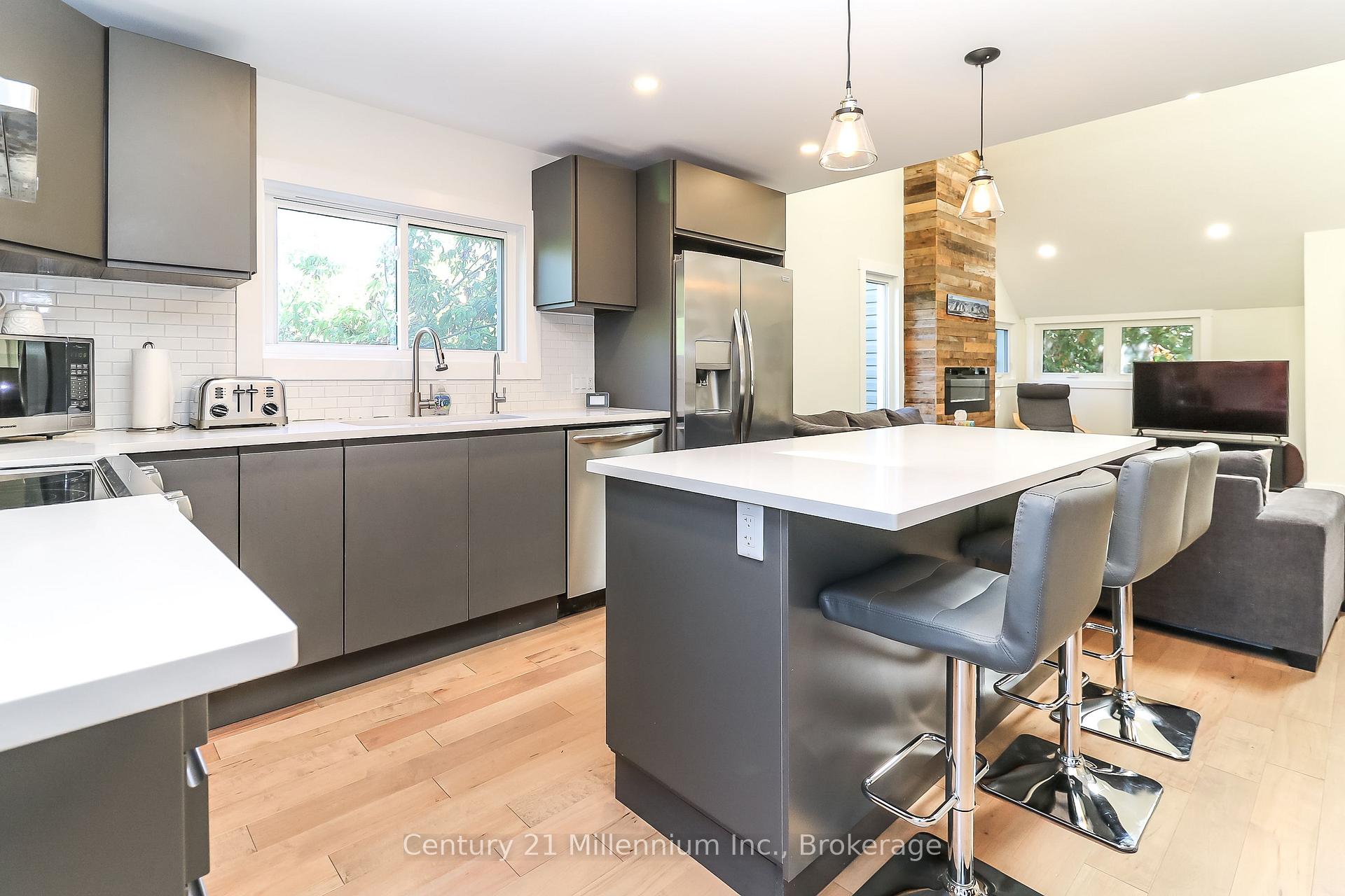 Photo 10 of 194 Escarpment Crescent, Collingwood — HOMEH