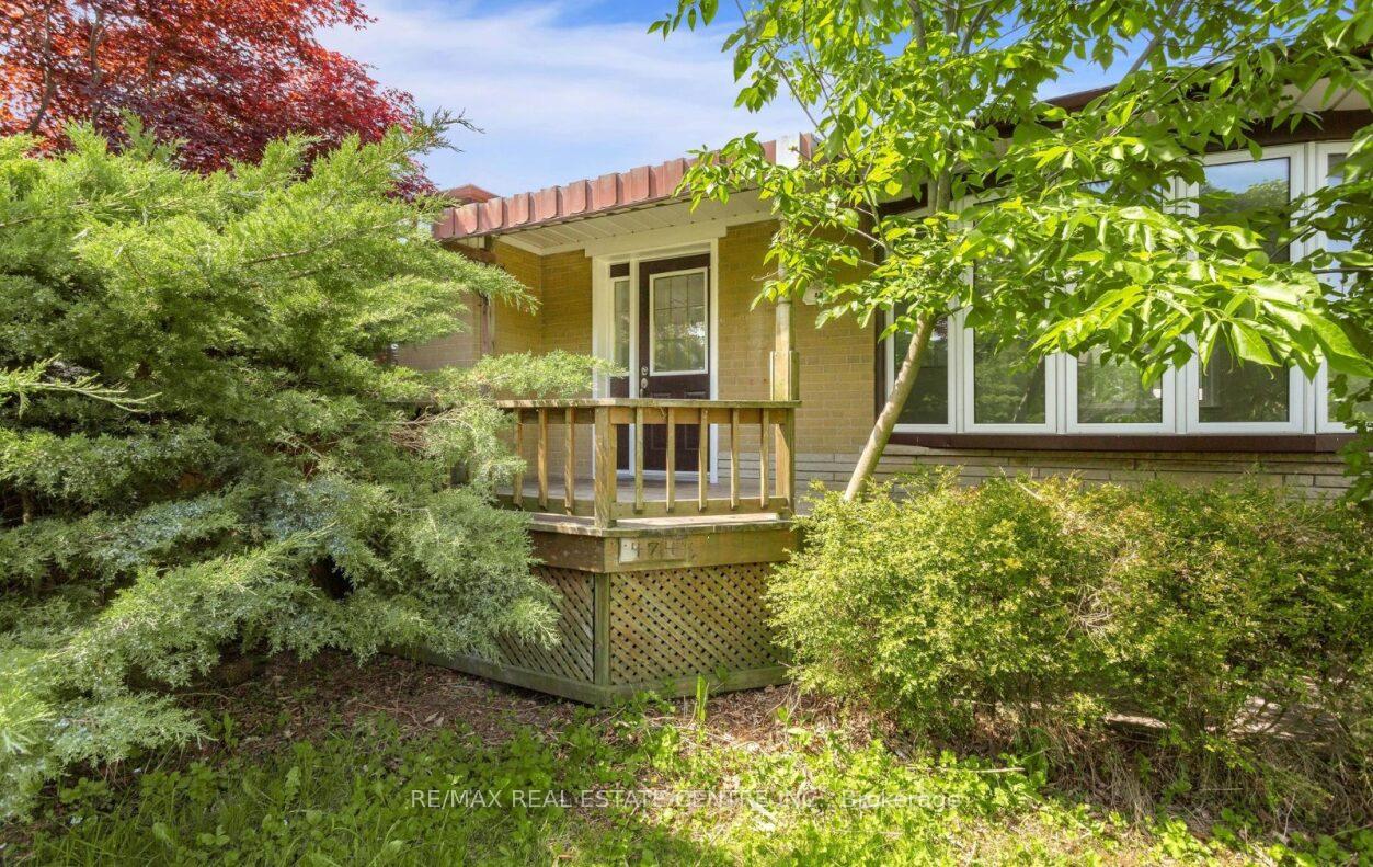 Photo 3 of 474 Seaton Drive, Oakville, West — HOMEH