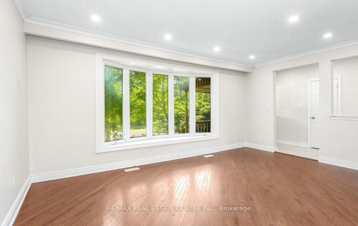 Photo 11 of 474 Seaton Drive, Oakville, West — HOMEH