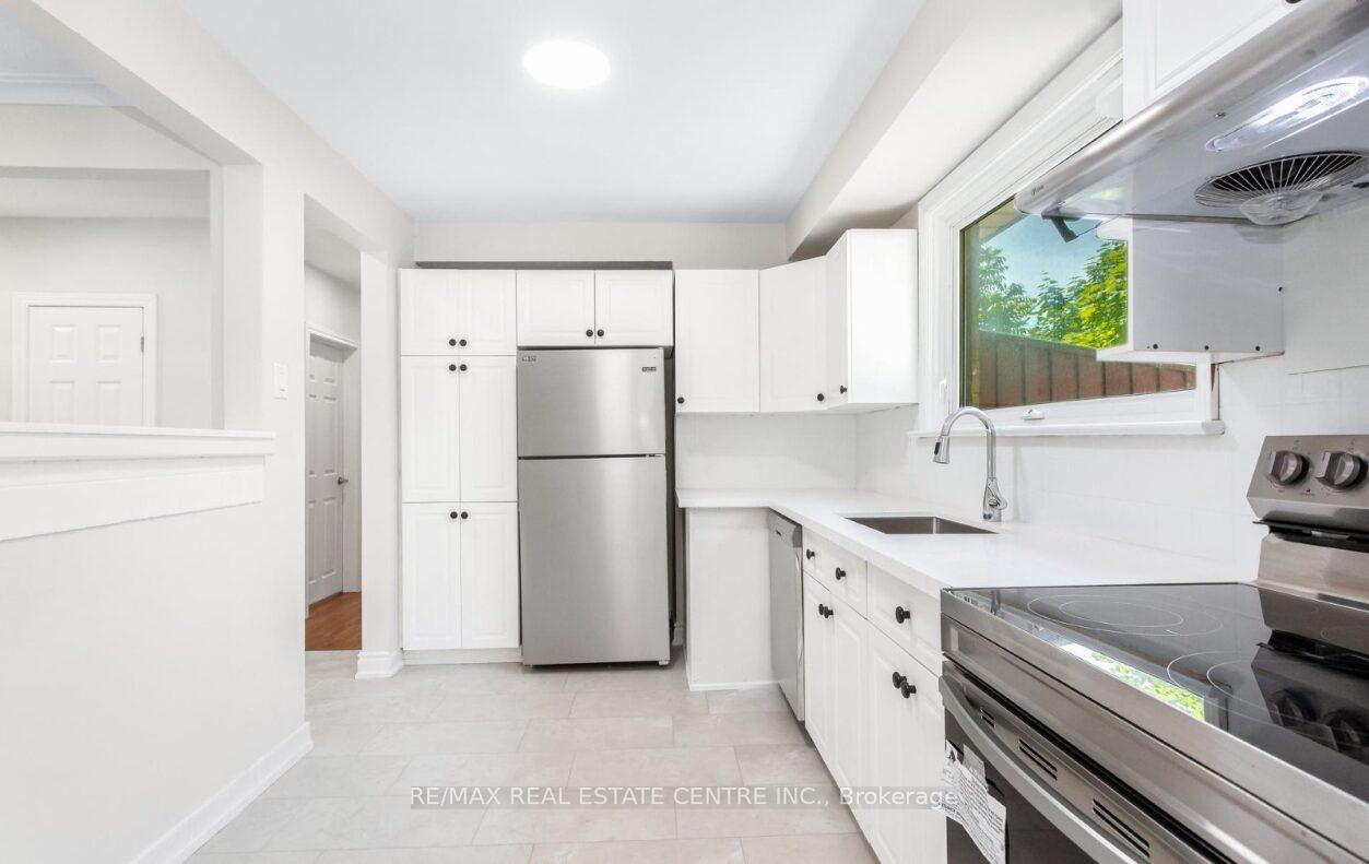 Photo 19 of 474 Seaton Drive, Oakville, West — HOMEH