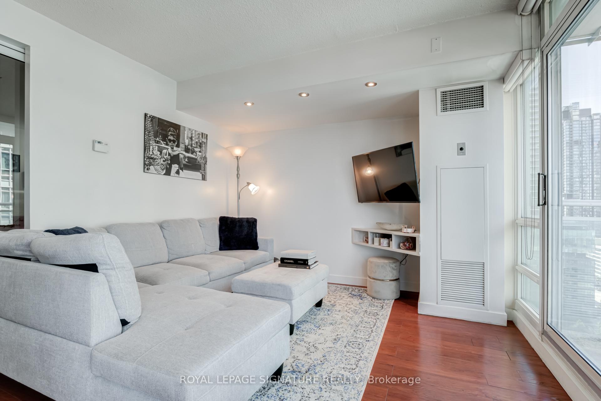 Photo 5 of Unit 2101, 381 Front Street W, Toronto, Waterfront Communities — HOMEH