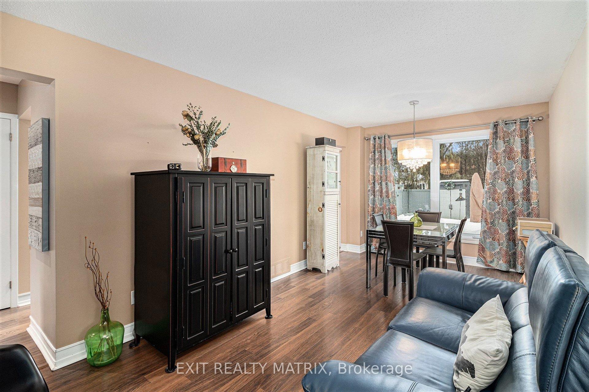 Photo 6 of 813 Clearcrest Crescent, Ottawa, Fallingbrook/Ridgemount — HOMEH