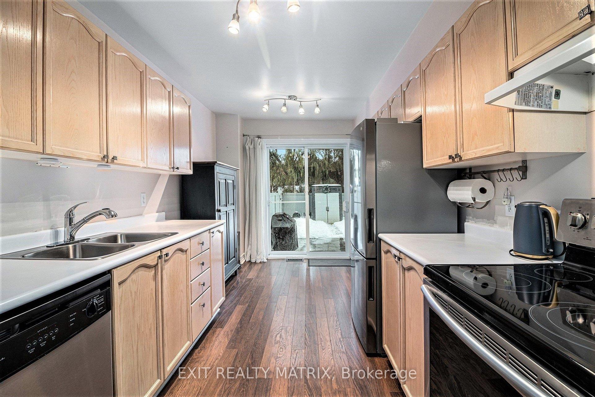 Photo 10 of 813 Clearcrest Crescent, Ottawa, Fallingbrook/Ridgemount — HOMEH