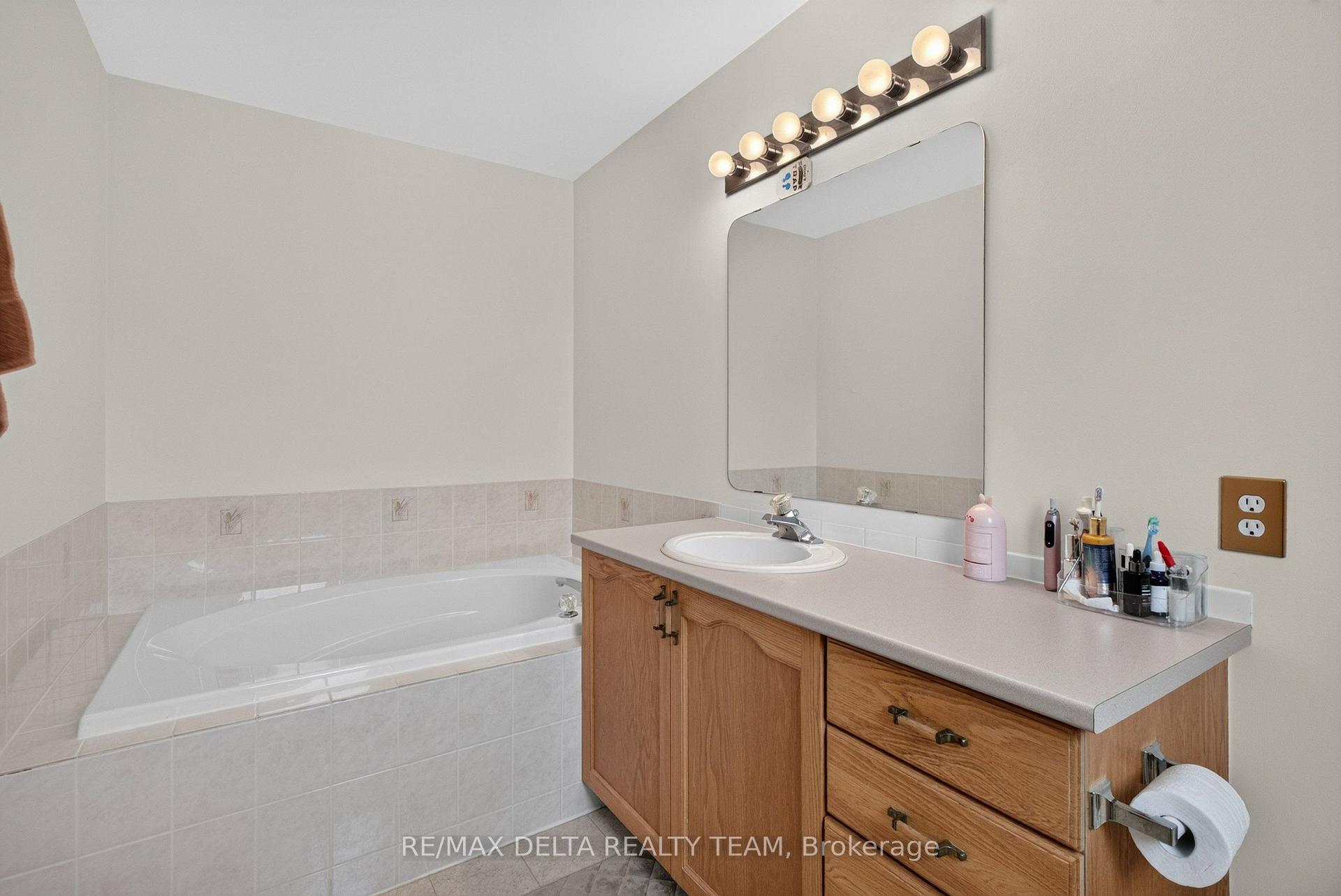 Photo 17 of 77 Flowertree Crescent, Ottawa, Kanata - Emerald Meadows/Trailwest — HOMEH