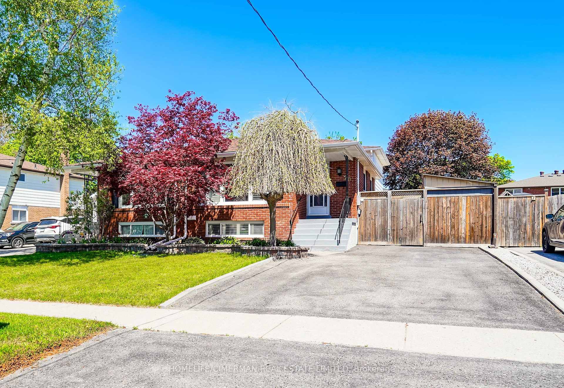 Photo 3 of 20 Lawrence Crescent, Clarington, Bowmanville — HOMEH