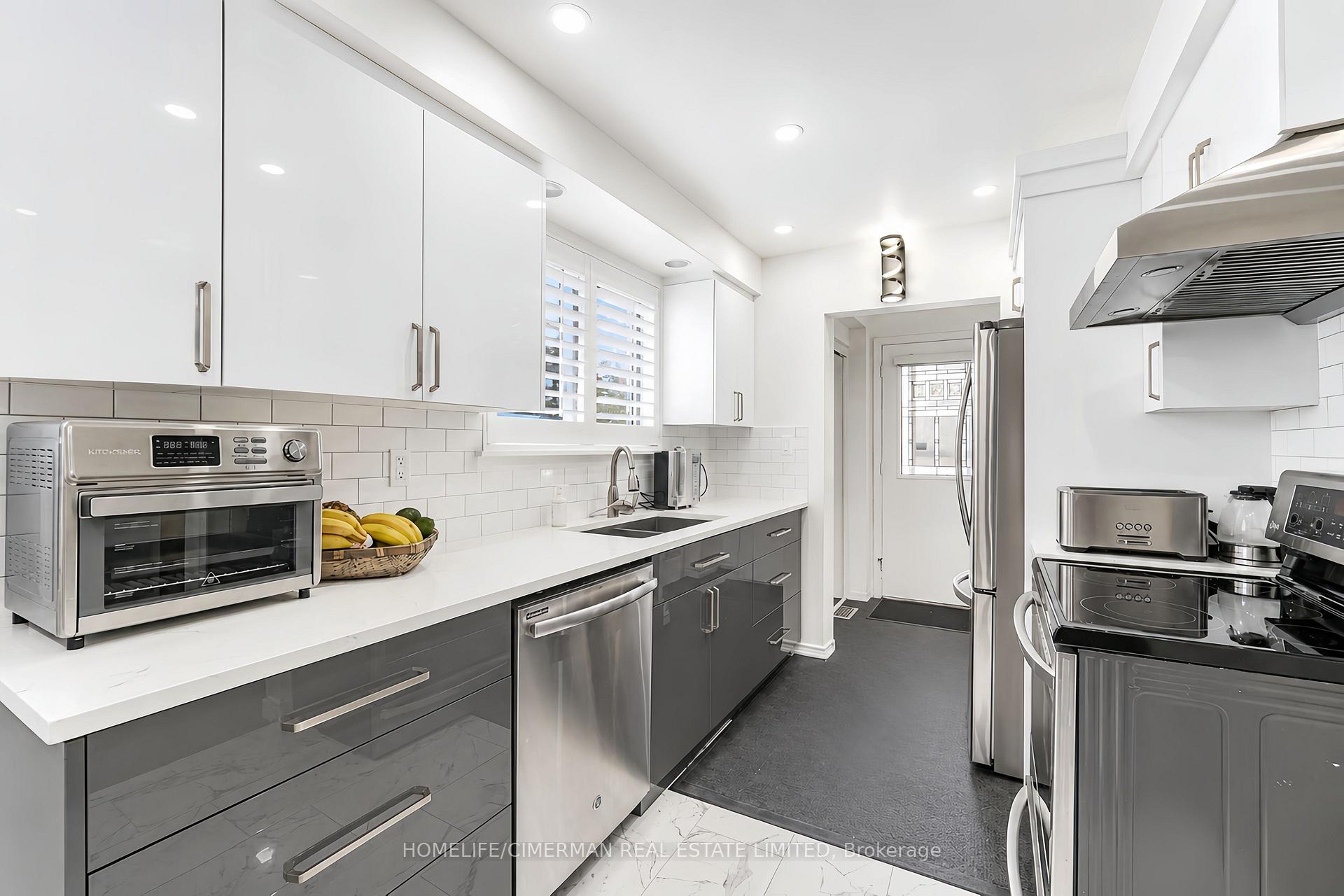 Photo 11 of 20 Lawrence Crescent, Clarington, Bowmanville — HOMEH