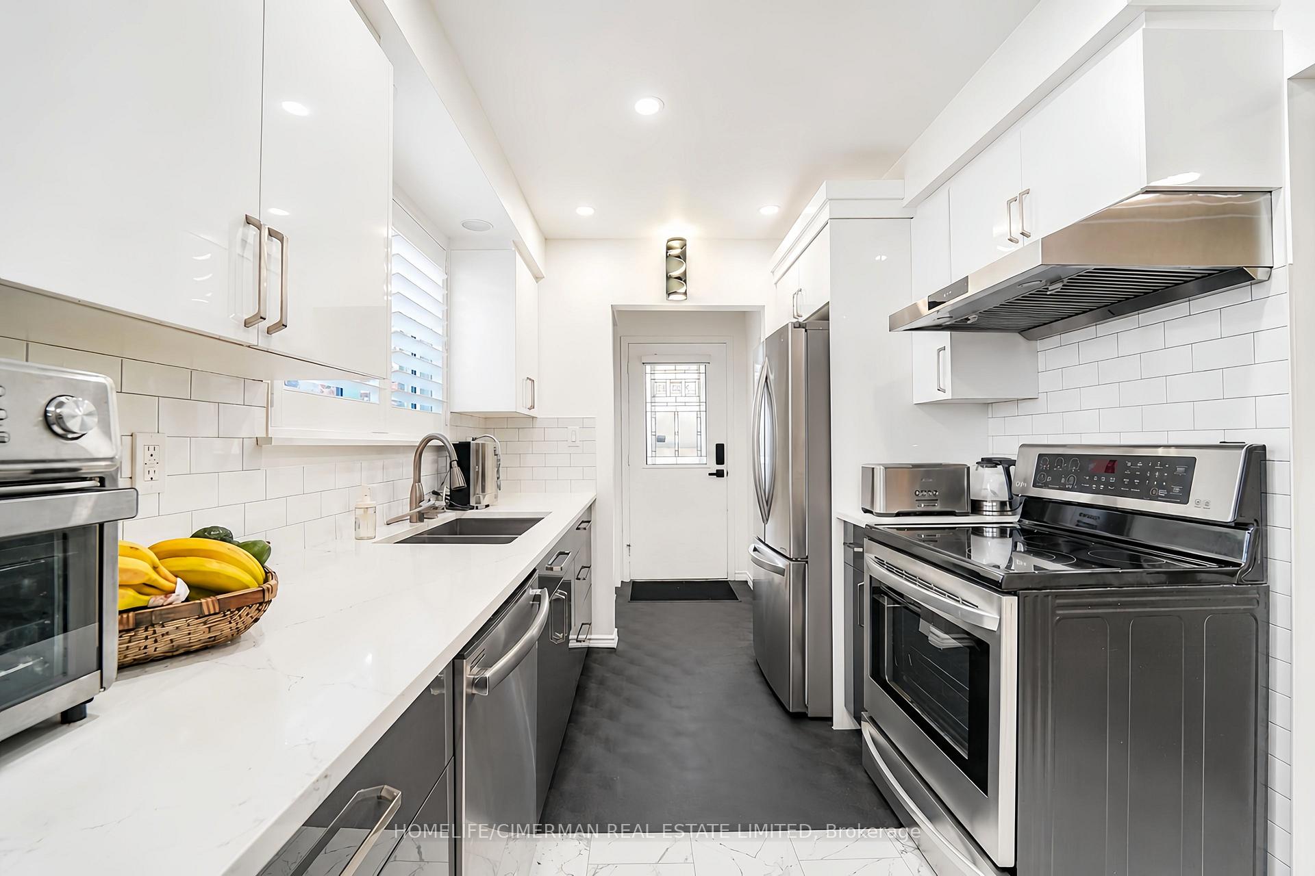 Photo 12 of 20 Lawrence Crescent, Clarington, Bowmanville — HOMEH