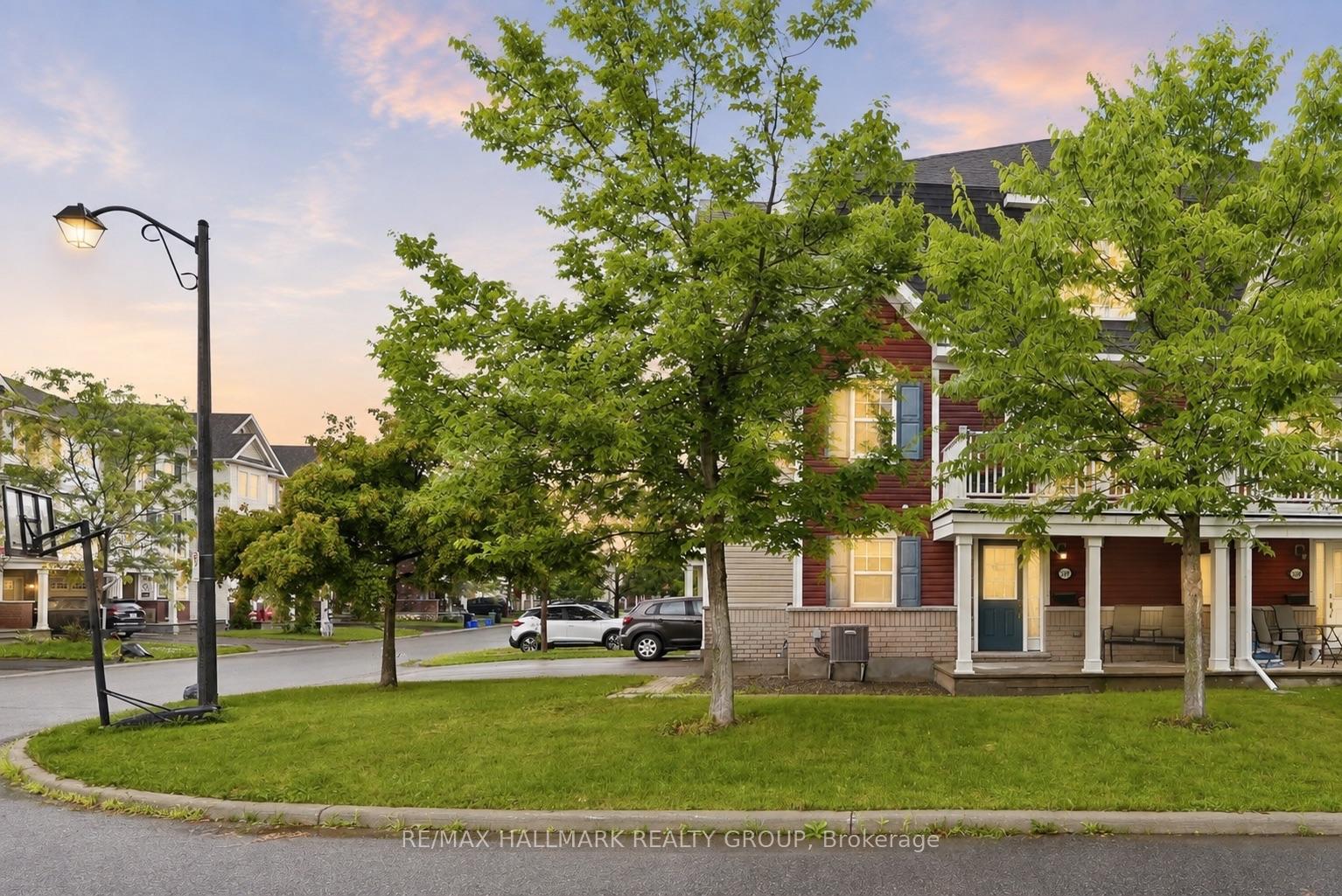 Photo 2 of 588 Foxlight Circle, Ottawa, Kanata - Emerald Meadows/Trailwest — HOMEH