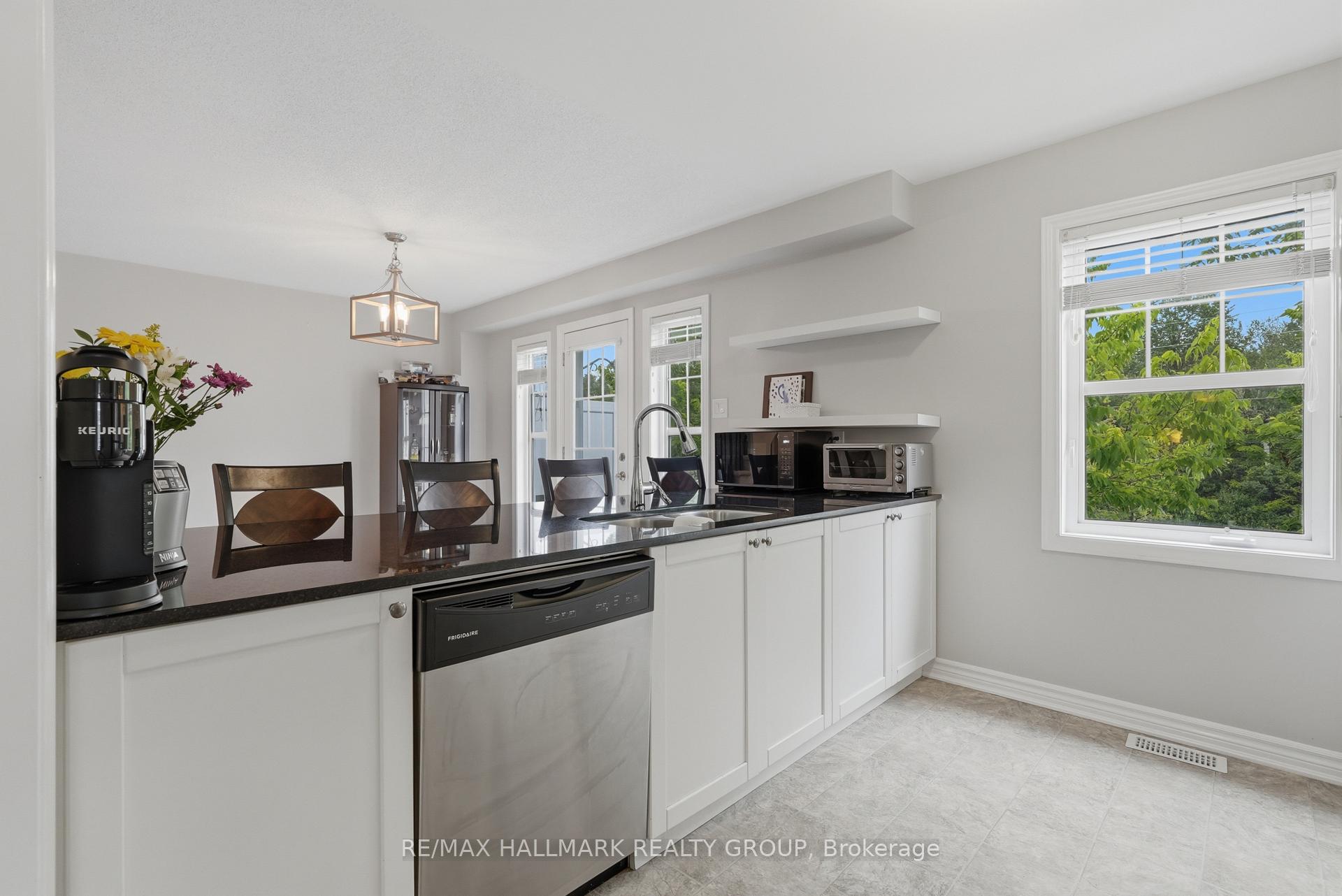 Photo 9 of 588 Foxlight Circle, Ottawa, Kanata - Emerald Meadows/Trailwest — HOMEH