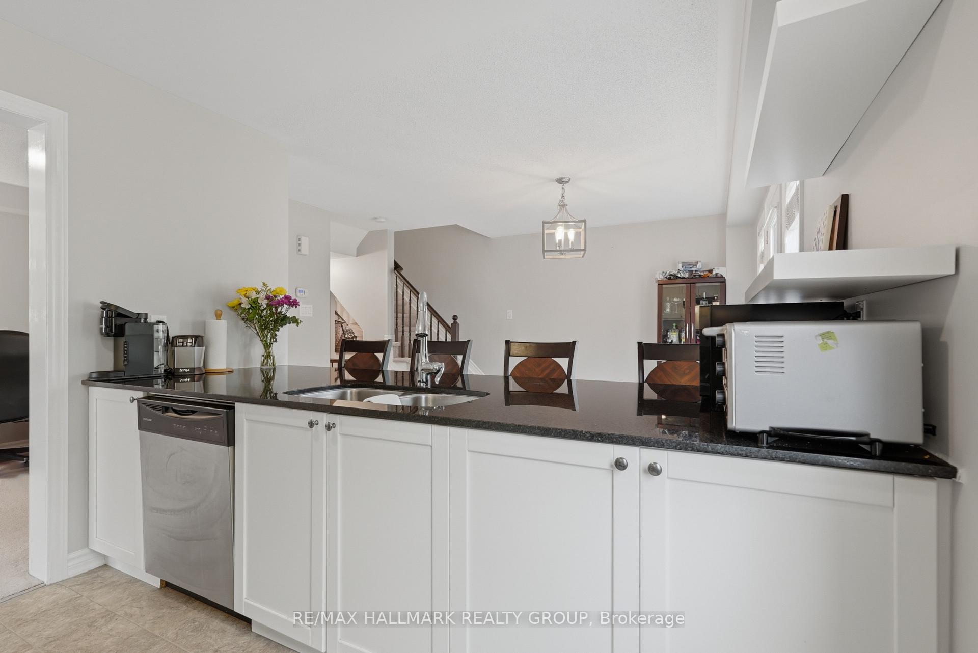 Photo 10 of 588 Foxlight Circle, Ottawa, Kanata - Emerald Meadows/Trailwest — HOMEH