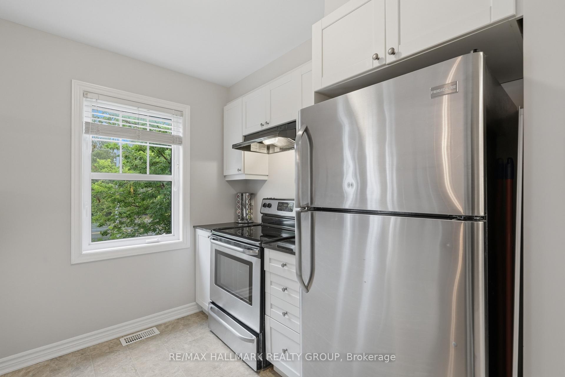 Photo 11 of 588 Foxlight Circle, Ottawa, Kanata - Emerald Meadows/Trailwest — HOMEH